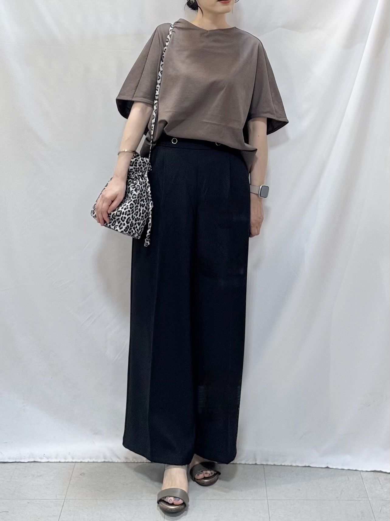 𝐇𝐢𝐫𝐨𝐦𝐢さんの「SHOO･LA･RUE｜【ひんやり/体型カバー】インせず着られる 上品見えのドルマントップス」を使ったコーディネート