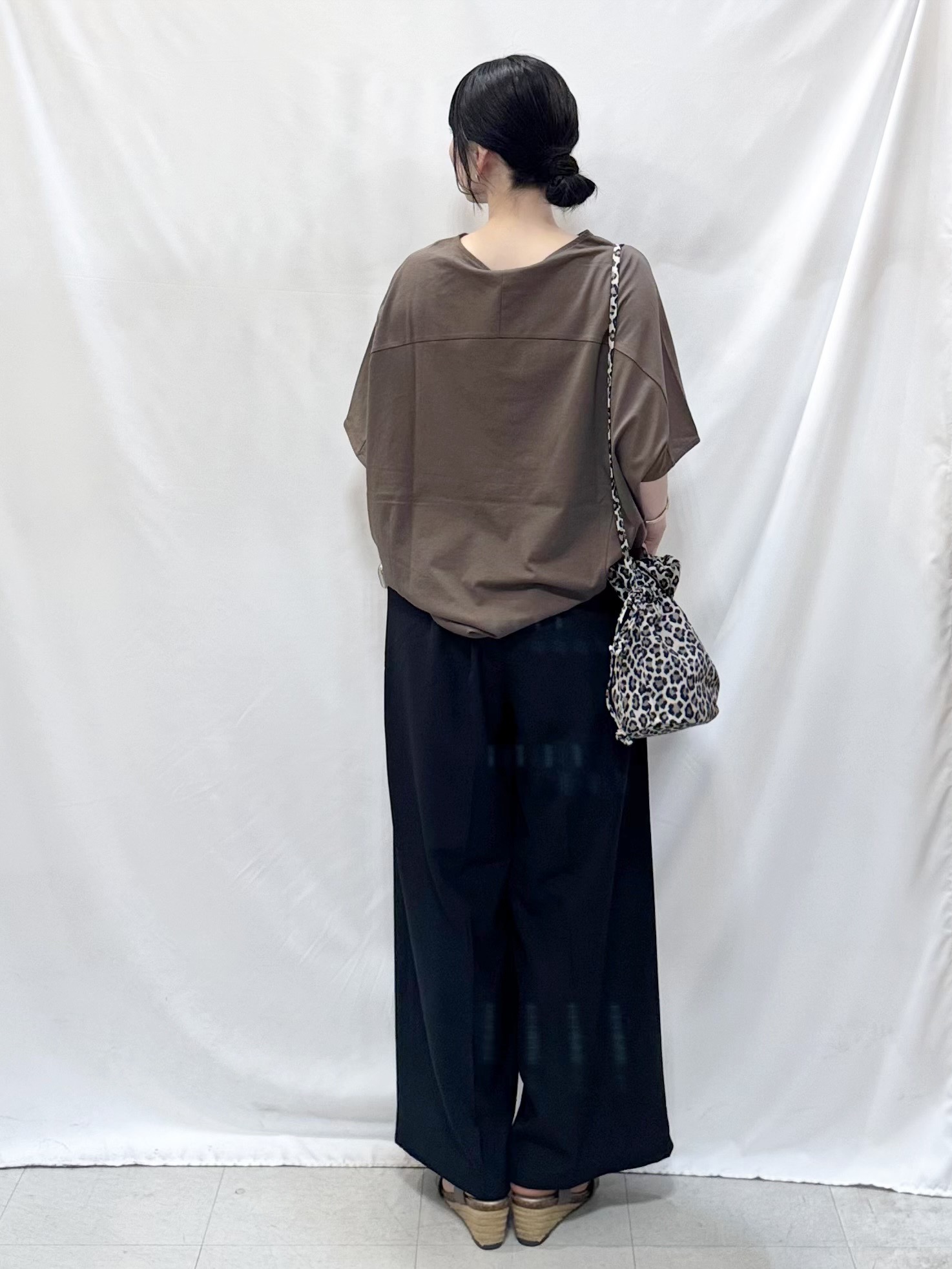 𝐇𝐢𝐫𝐨𝐦𝐢さんの「SHOO･LA･RUE｜【ひんやり/体型カバー】インせず着られる 上品見えのドルマントップス」を使ったコーディネート