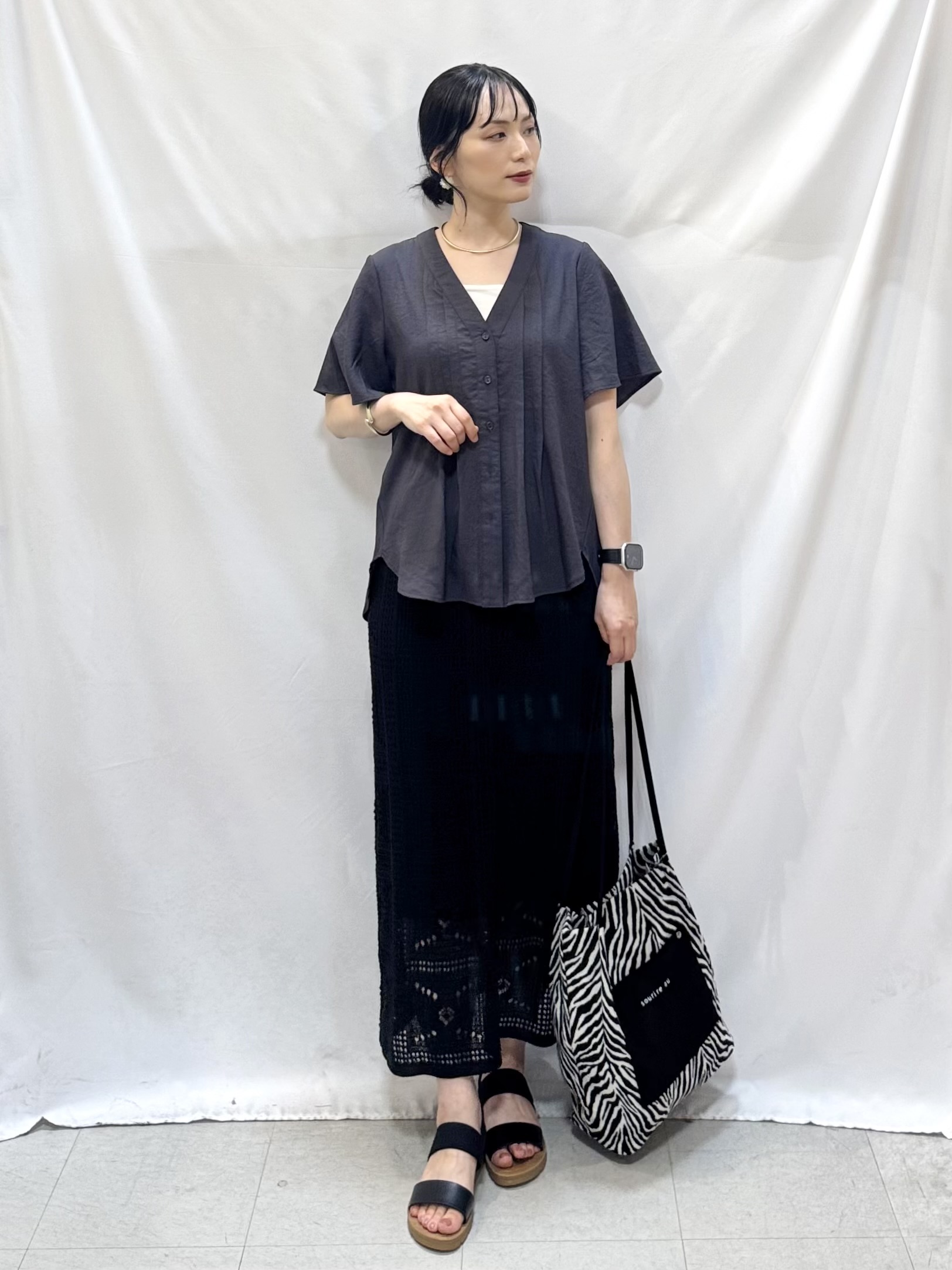 𝐇𝐢𝐫𝐨𝐦𝐢さんの「SHOO･LA･RUE｜【セットアップ可/洗濯機可】サラっと着られる 麻調Ⅴネックタックブラウス」を使ったコーディネート