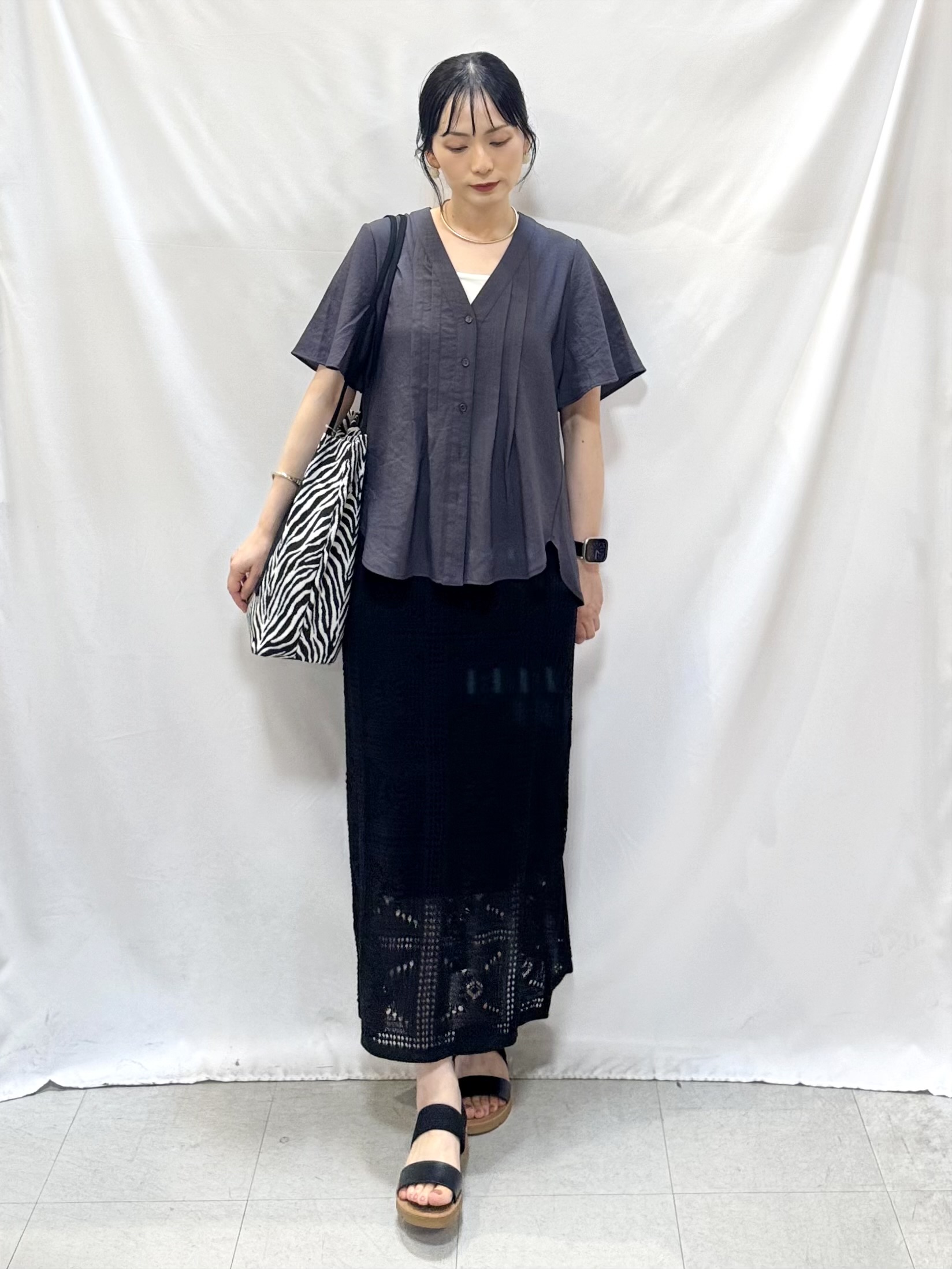 𝐇𝐢𝐫𝐨𝐦𝐢さんの「SHOO･LA･RUE｜【セットアップ可/洗濯機可】サラっと着られる 麻調Ⅴネックタックブラウス」を使ったコーディネート