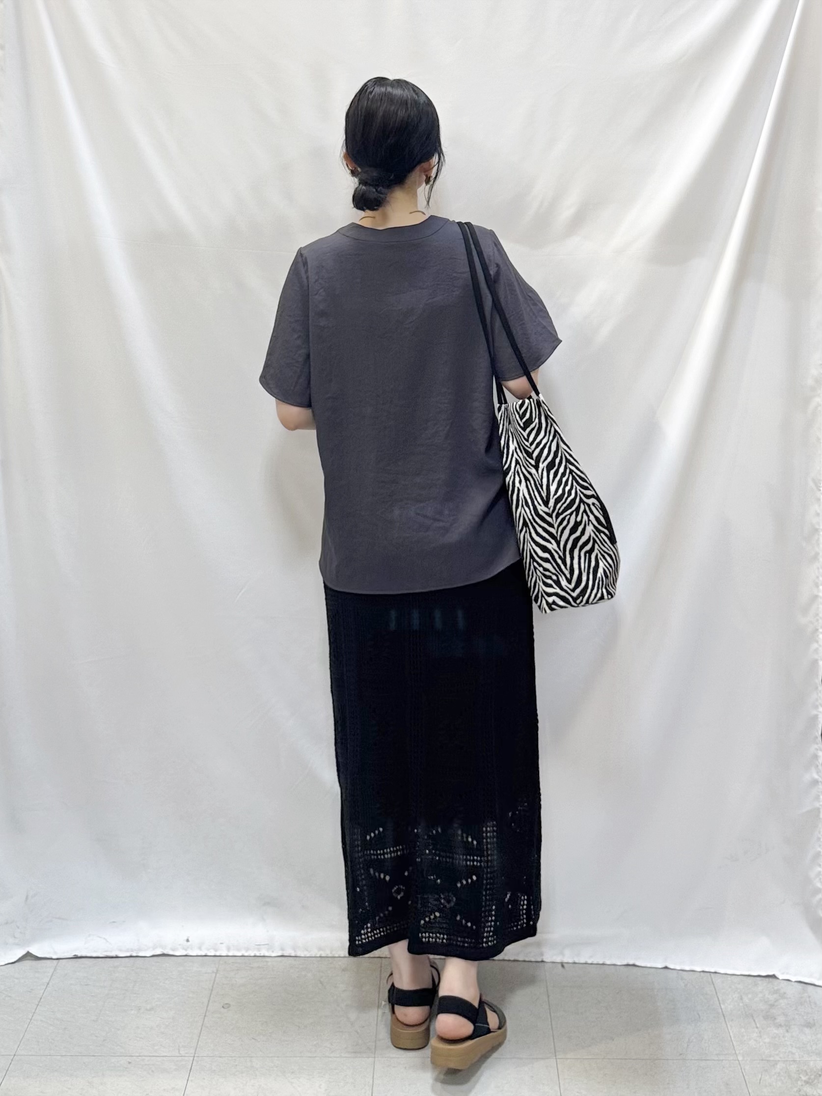 𝐇𝐢𝐫𝐨𝐦𝐢さんの「SHOO･LA･RUE｜【セットアップ可/洗濯機可】サラっと着られる 麻調Ⅴネックタックブラウス」を使ったコーディネート