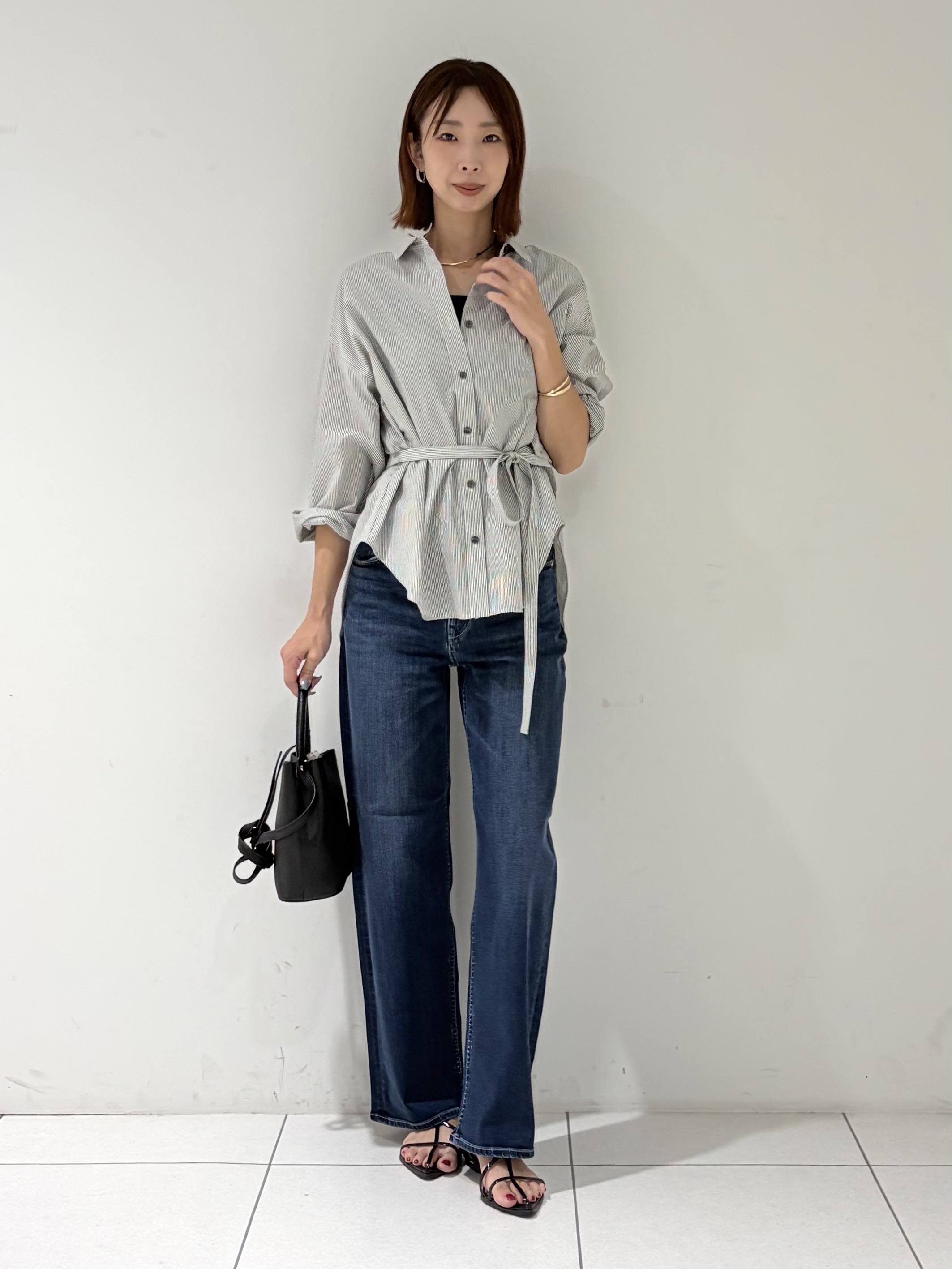 shioriさんの「INDIVI｜【褒められデニム】ワイドストレート デニムパンツ」を使ったコーディネート