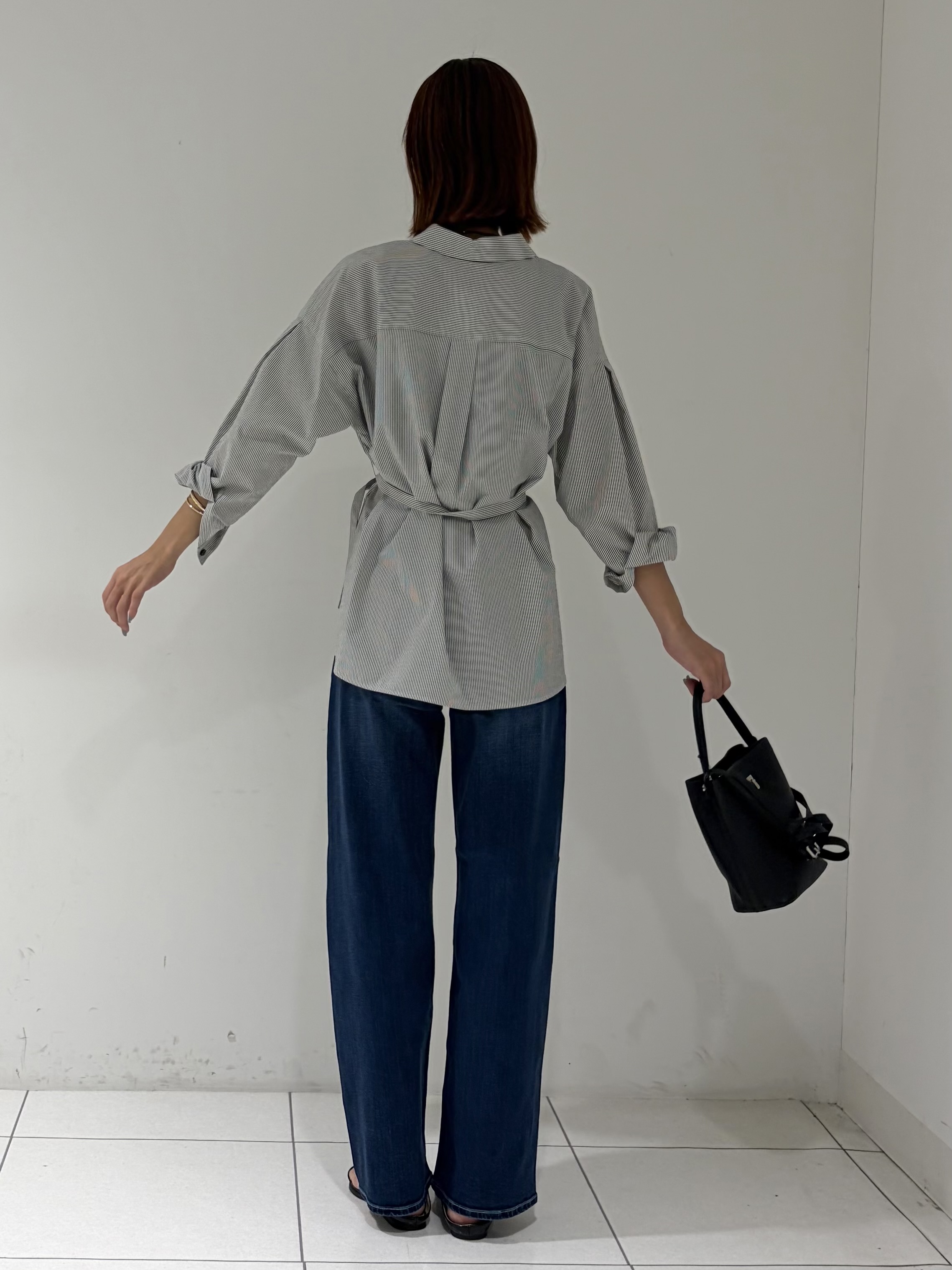 shioriさんの「INDIVI｜【褒められデニム】ワイドストレート デニムパンツ」を使ったコーディネート