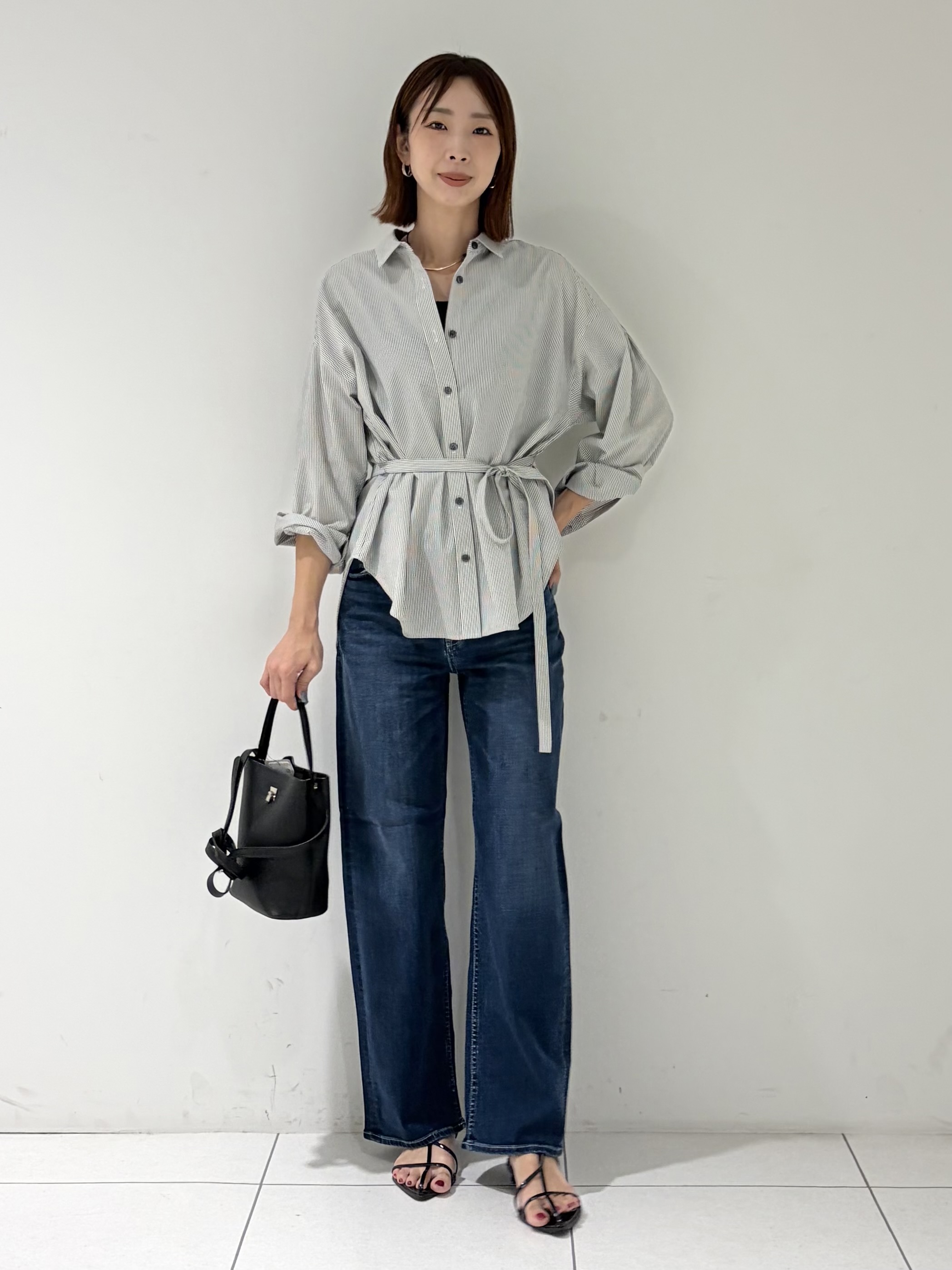 shioriさんの「INDIVI｜【褒められデニム】ワイドストレート デニムパンツ」を使ったコーディネート