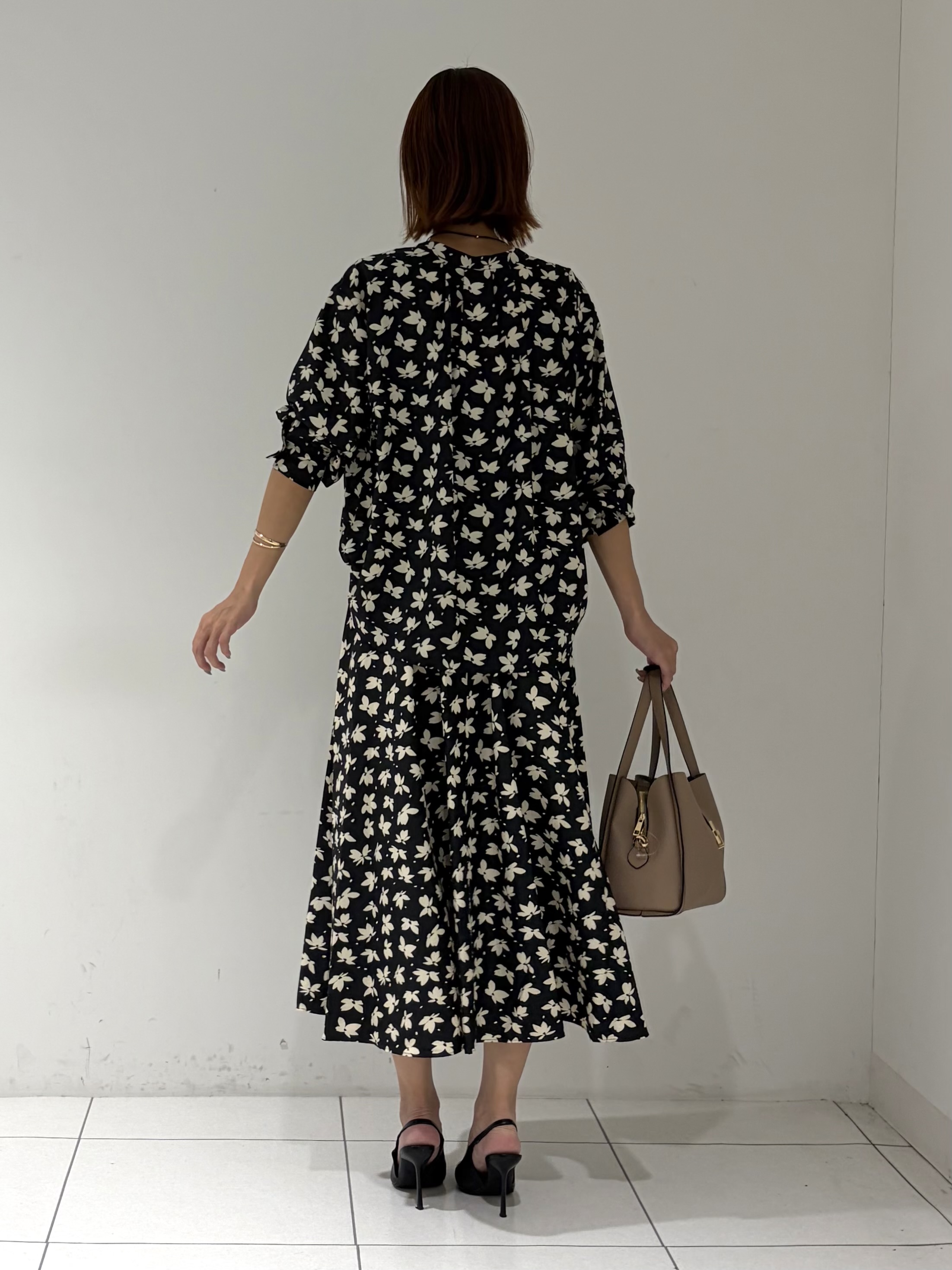 shioriさんの「INDIVI｜【着映え】モノトーンフラワー柄ブラウス」を使ったコーディネート