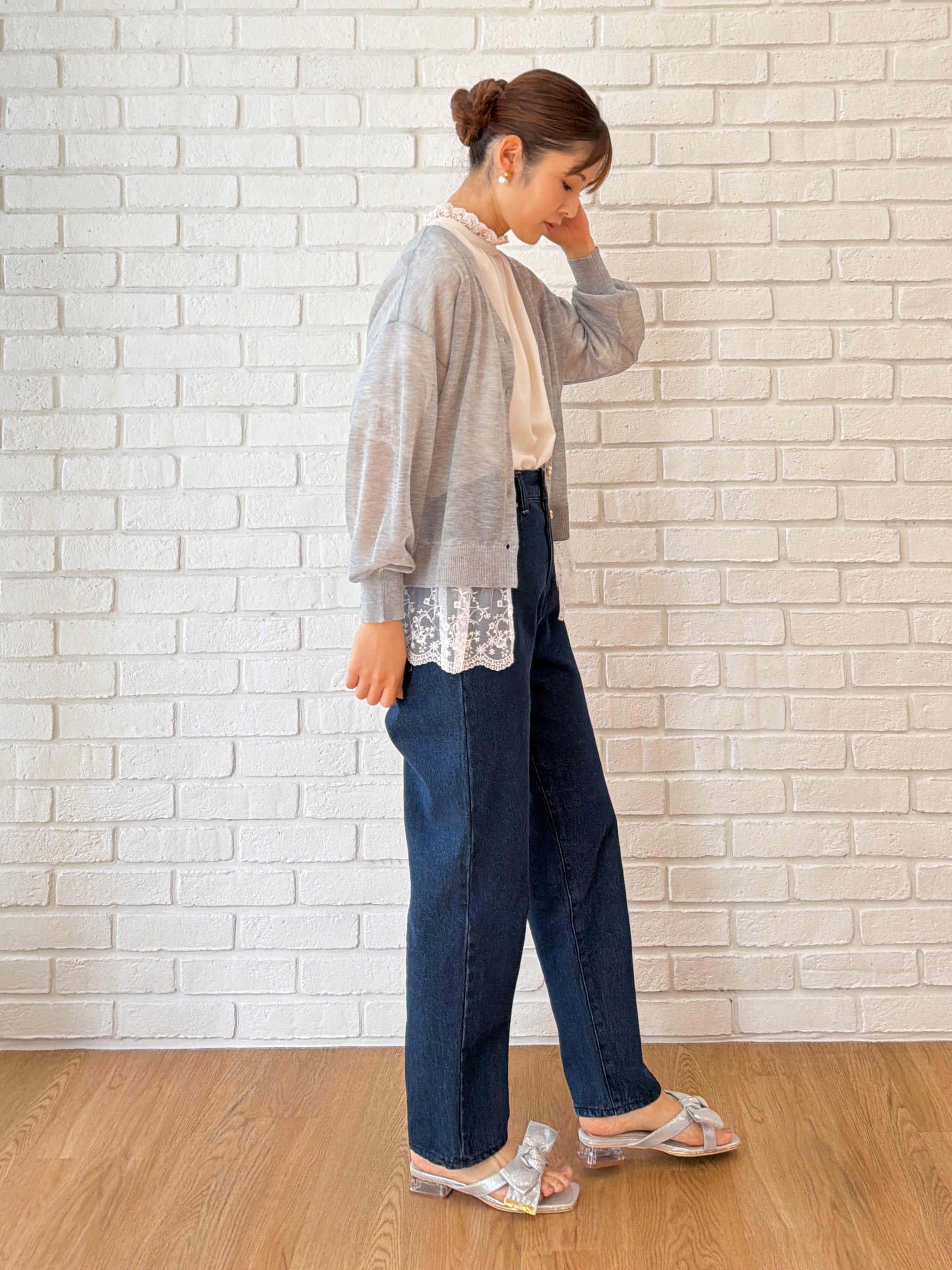 makiさんの「Couture brooch｜【大人上品・前後2WAY】エンブロレース 5分袖ブラウス【洗濯機可】」を使ったコーディネート