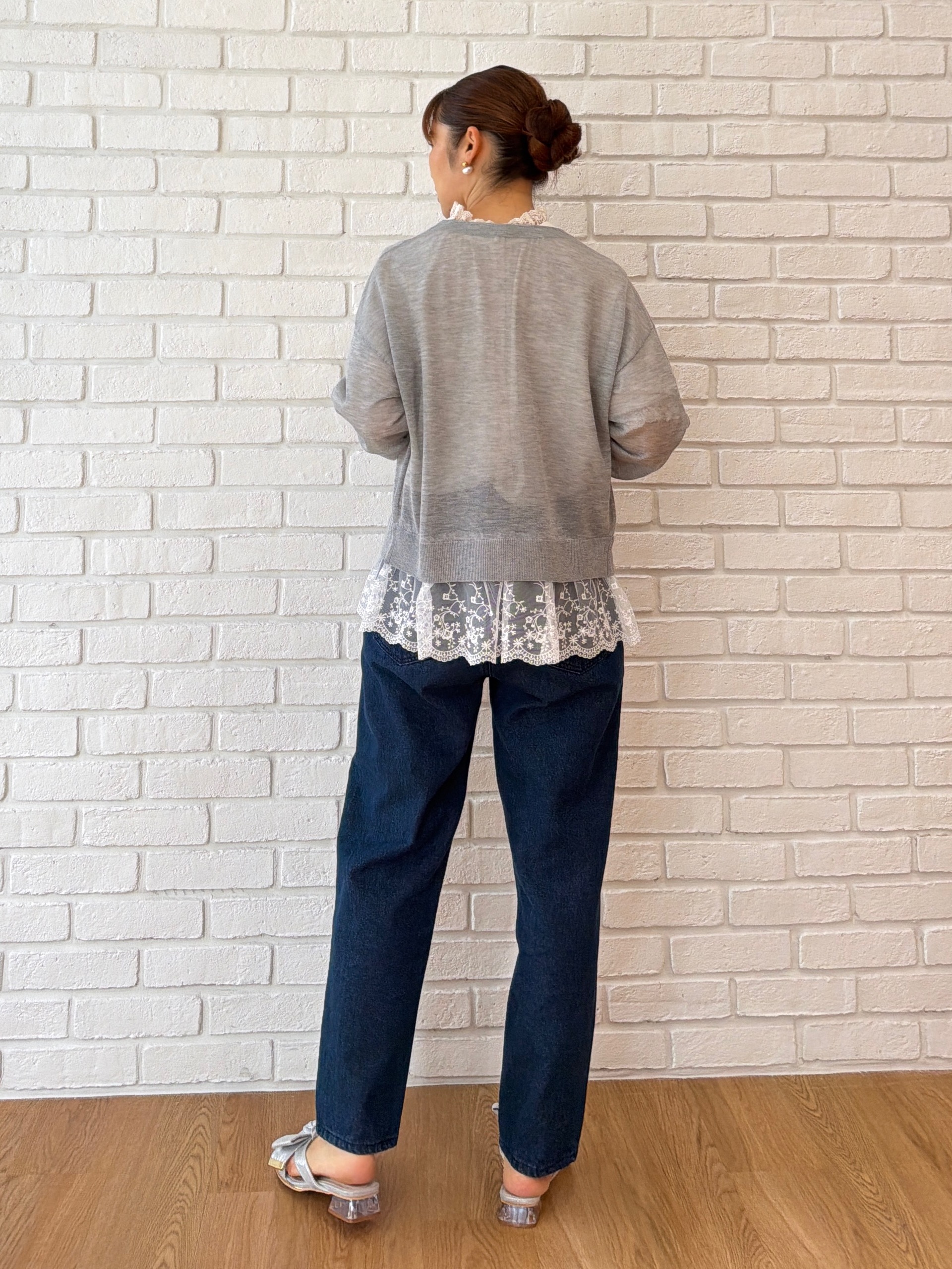 makiさんの「Couture brooch｜【大人上品・前後2WAY】エンブロレース 5分袖ブラウス【洗濯機可】」を使ったコーディネート