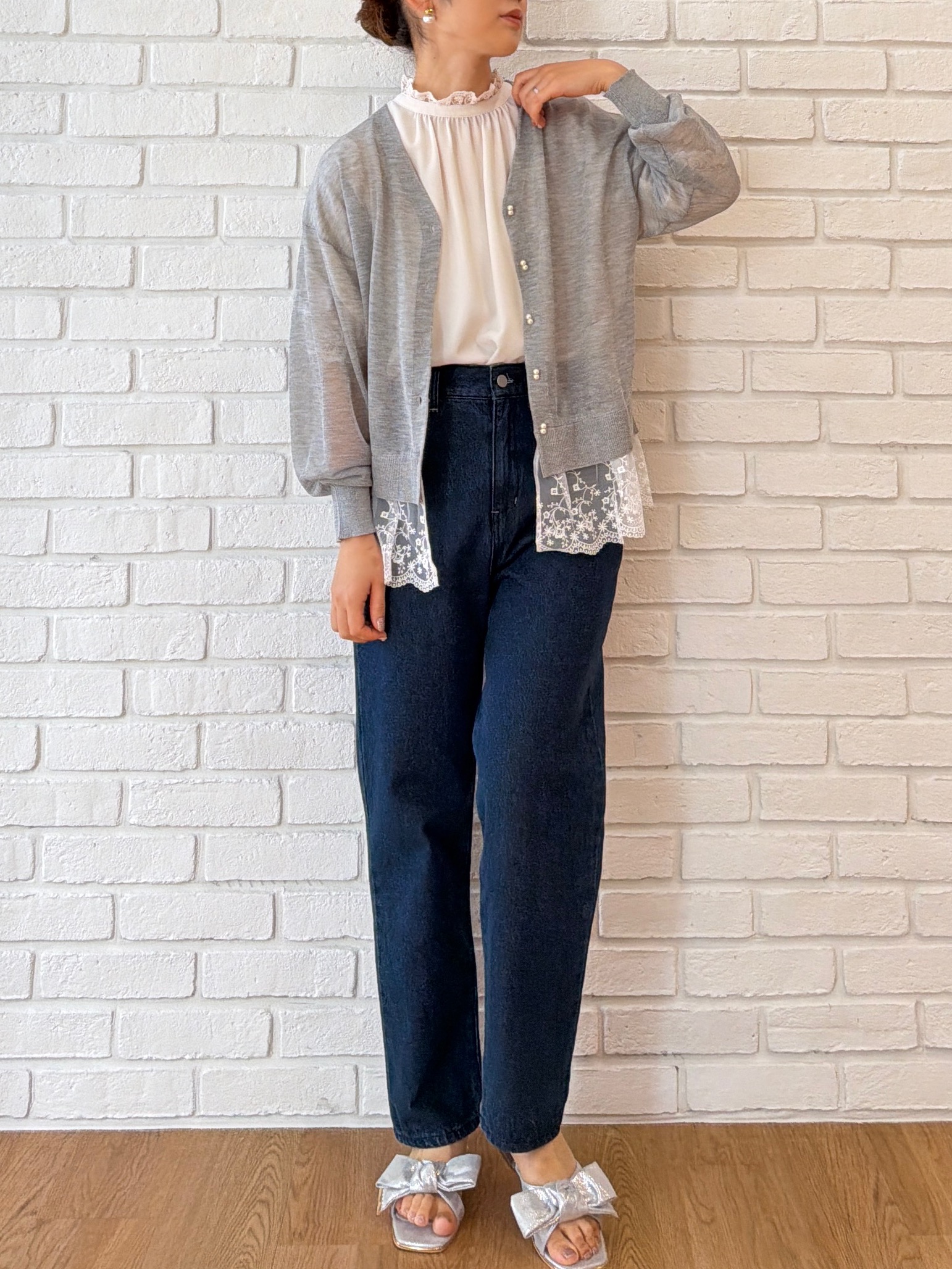 makiさんの「Couture brooch｜【大人上品・前後2WAY】エンブロレース 5分袖ブラウス【洗濯機可】」を使ったコーディネート