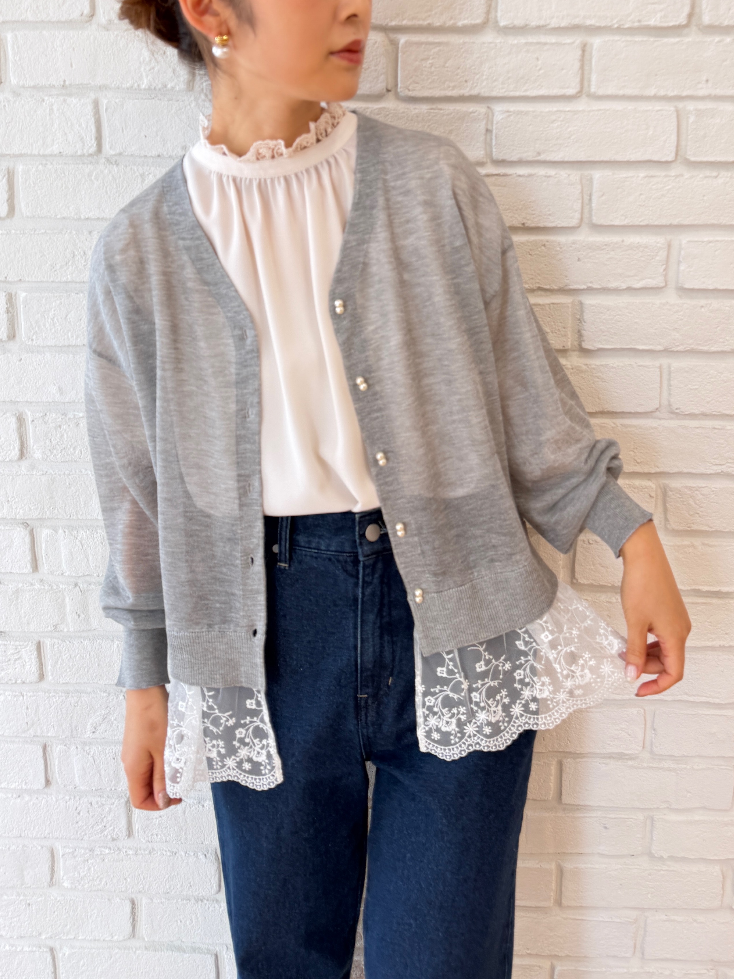 makiさんの「Couture brooch｜【大人上品・前後2WAY】エンブロレース 5分袖ブラウス【洗濯機可】」を使ったコーディネート