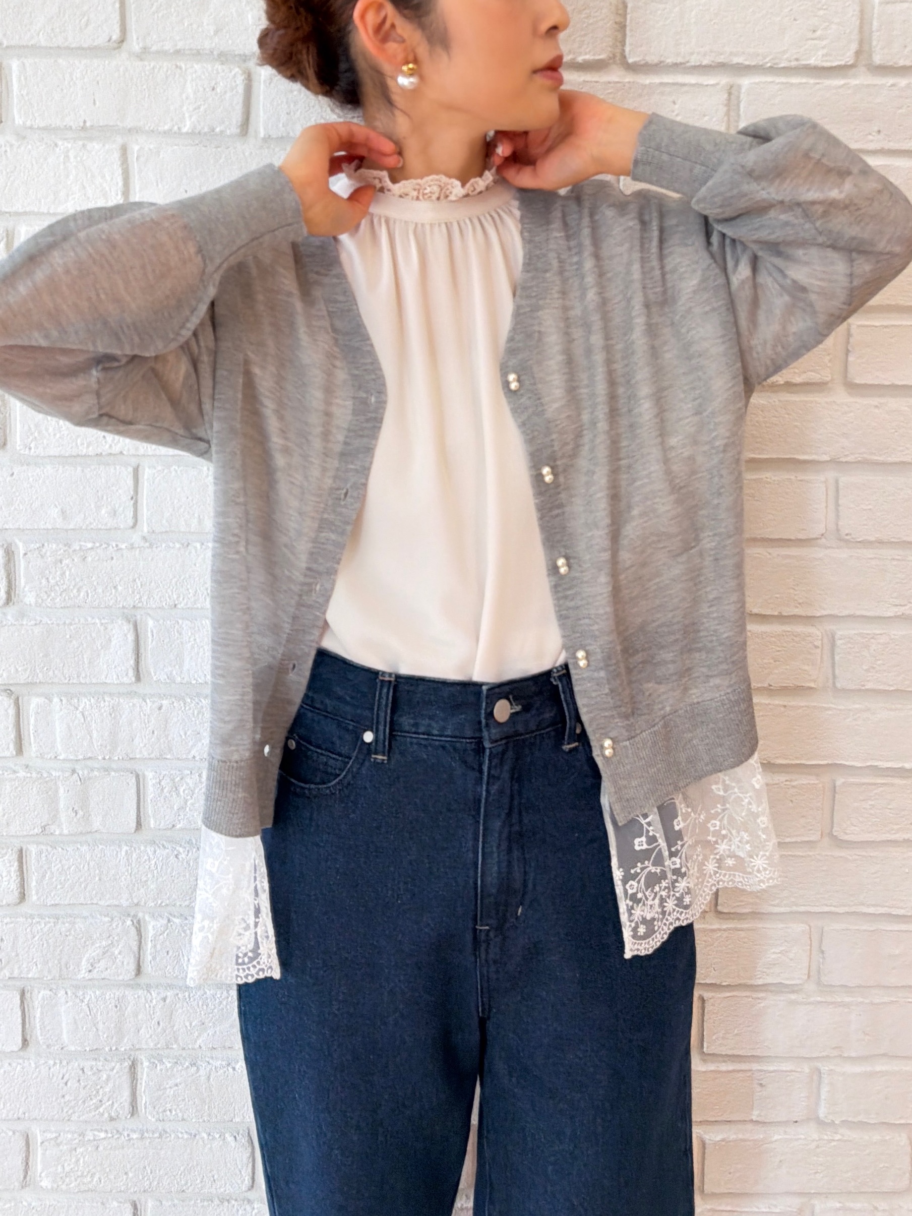 makiさんの「Couture brooch｜【大人上品・前後2WAY】エンブロレース 5分袖ブラウス【洗濯機可】」を使ったコーディネート