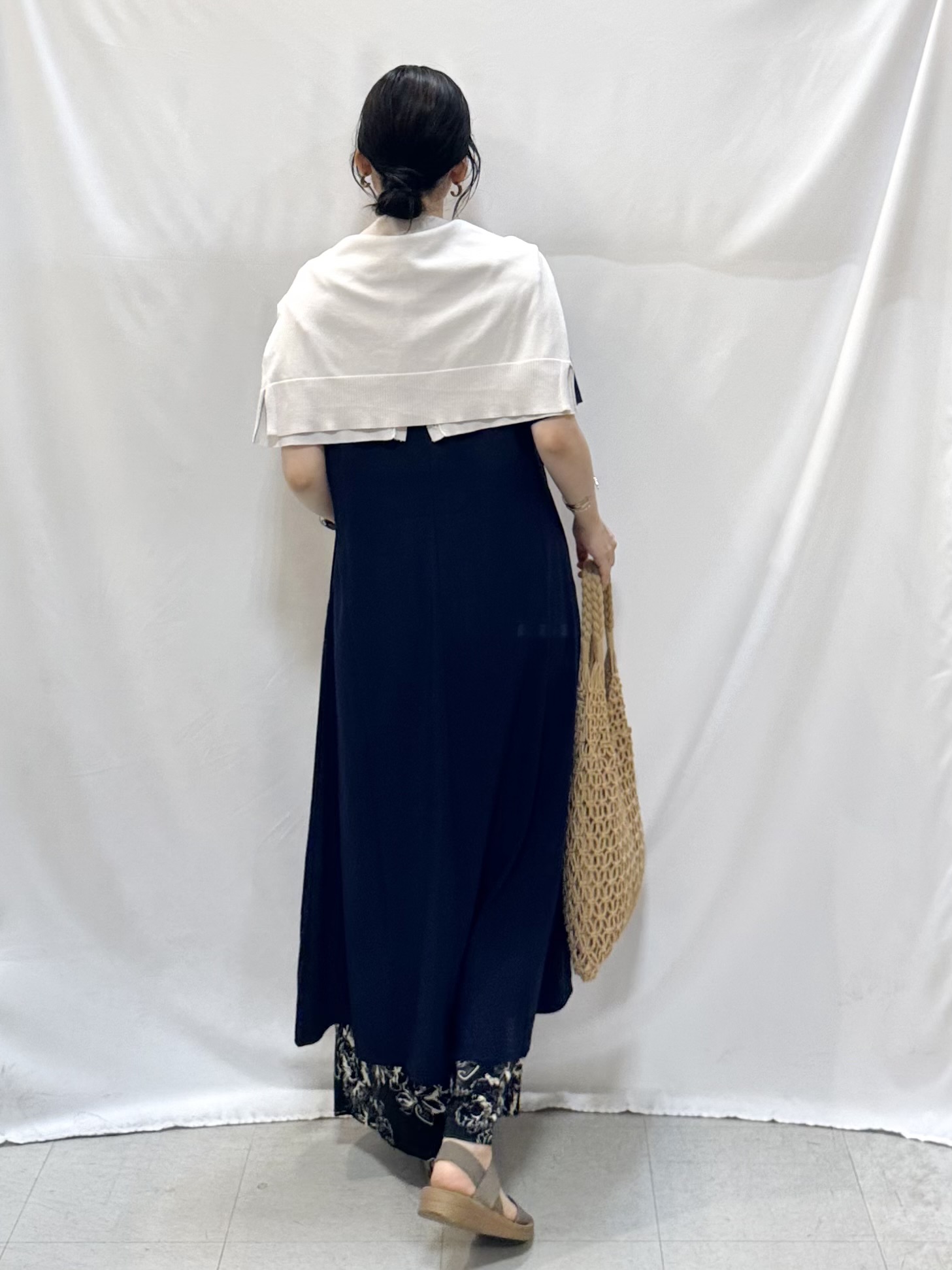 𝐇𝐢𝐫𝐨𝐦𝐢さんの「SHOO･LA･RUE｜【洗濯機可/ひんやり/UV】さらっとしたタッチが心地よい ショート丈 Vネックカーディガン」を使ったコーディネート