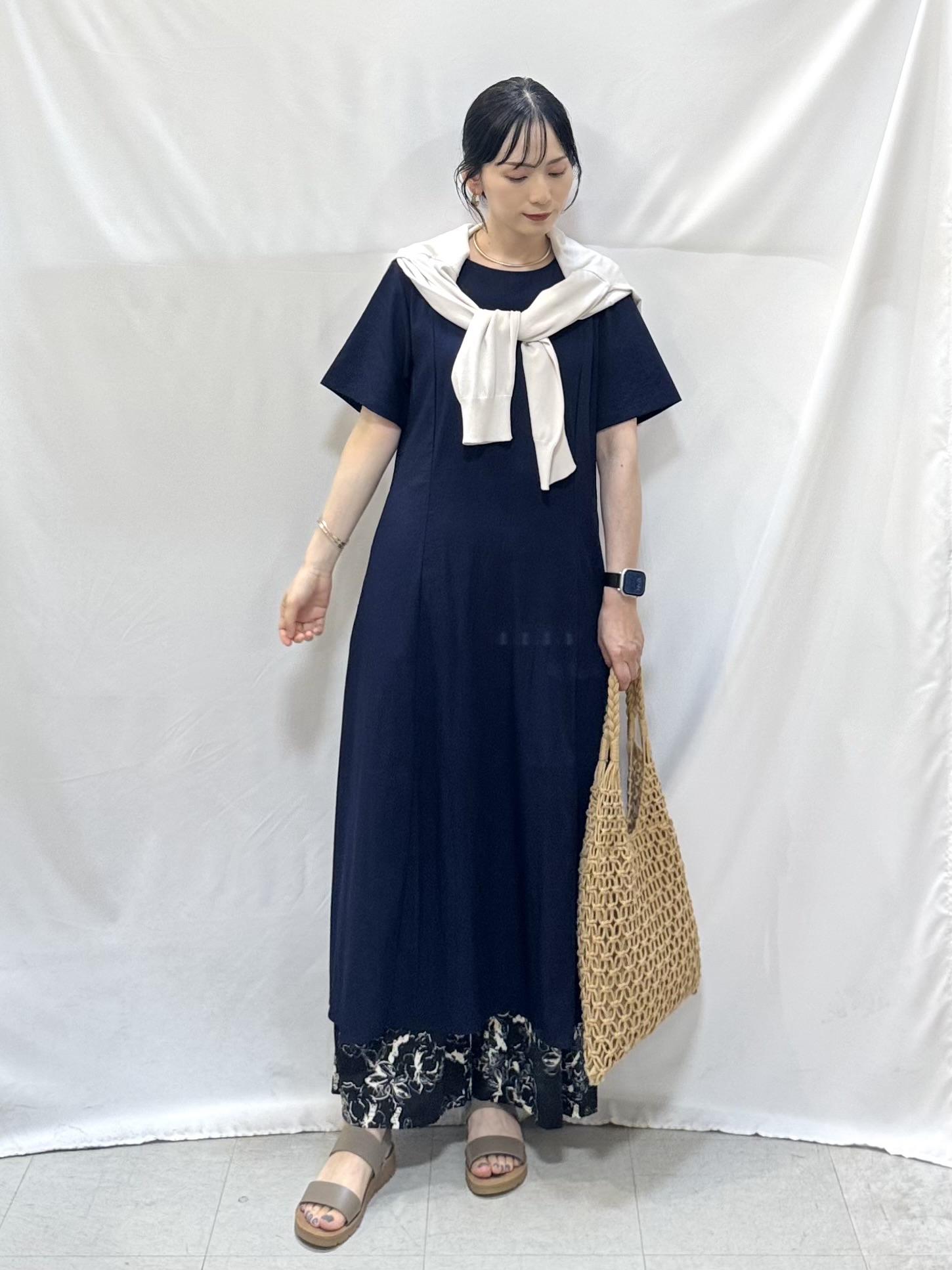 𝐇𝐢𝐫𝐨𝐦𝐢さんの「SHOO･LA･RUE｜【洗濯機可/ひんやり/UV】さらっとしたタッチが心地よい ショート丈 Vネックカーディガン」を使ったコーディネート