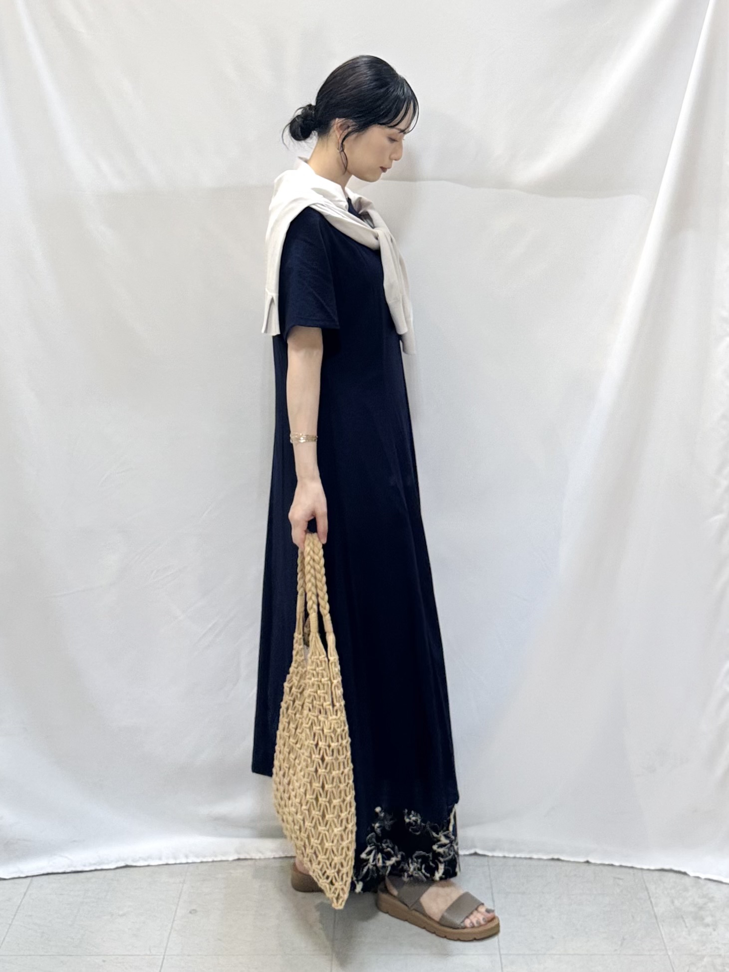 𝐇𝐢𝐫𝐨𝐦𝐢さんの「SHOO･LA･RUE｜【洗濯機可/ひんやり/UV】さらっとしたタッチが心地よい ショート丈 Vネックカーディガン」を使ったコーディネート