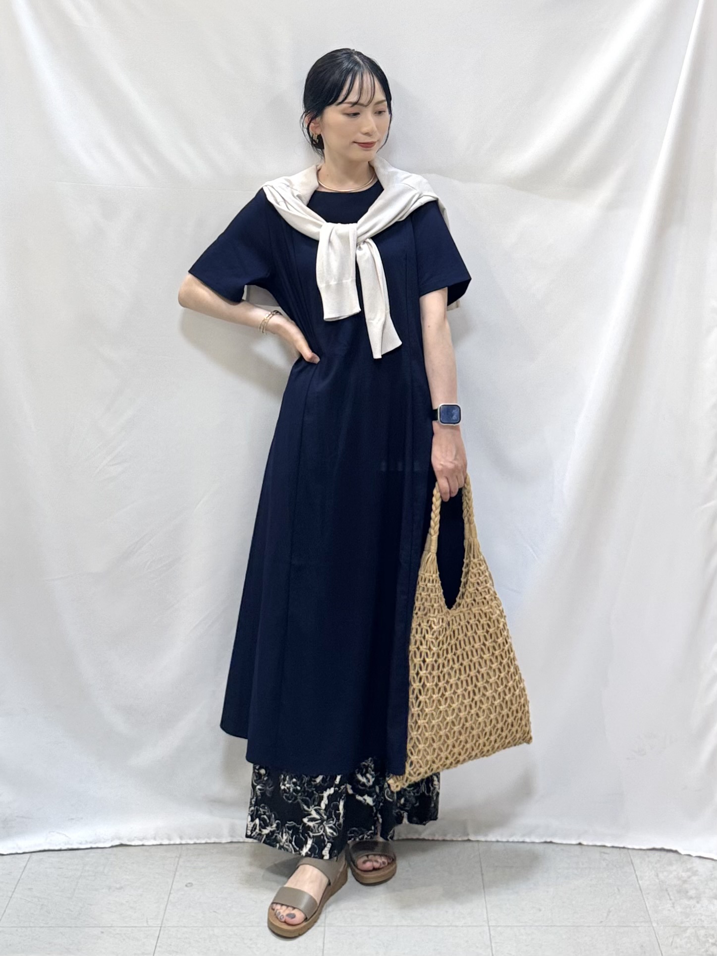𝐇𝐢𝐫𝐨𝐦𝐢さんの「SHOO･LA･RUE｜【洗濯機可/ひんやり/UV】さらっとしたタッチが心地よい ショート丈 Vネックカーディガン」を使ったコーディネート