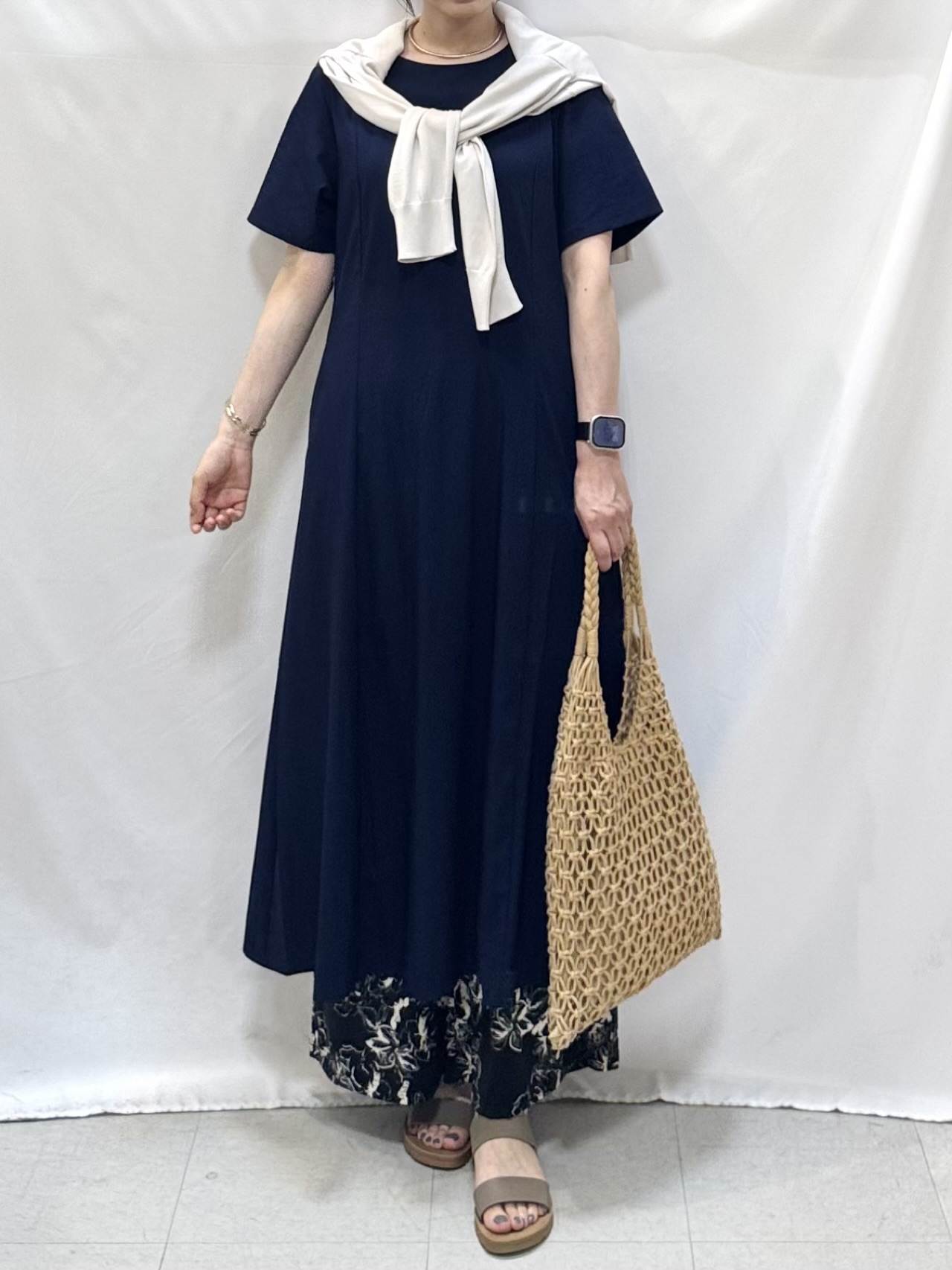 𝐇𝐢𝐫𝐨𝐦𝐢さんの「SHOO･LA･RUE｜【洗濯機可/ひんやり/UV】さらっとしたタッチが心地よい ショート丈 Vネックカーディガン」を使ったコーディネート