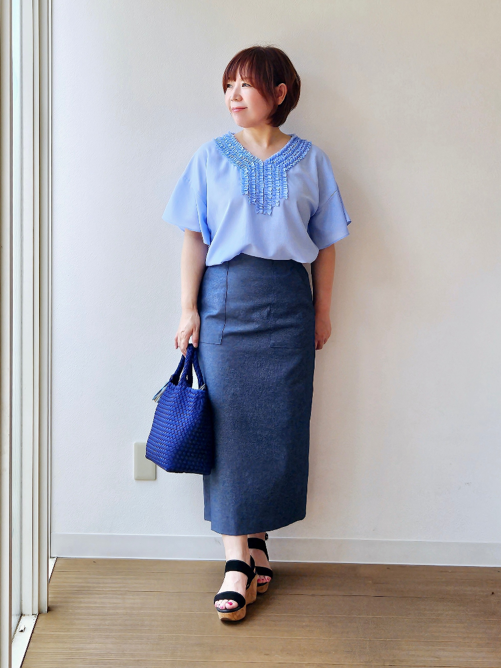 やじまさんの「UNTITLED｜【接触冷感/通気性/洗える】Vネックフリルブラウス」を使ったコーディネート