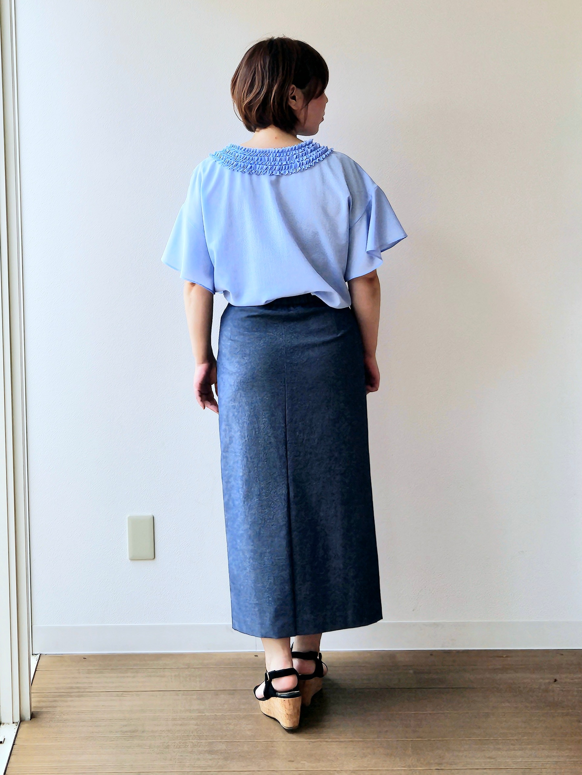 やじまさんの「UNTITLED｜【接触冷感/通気性/洗える】Vネックフリルブラウス」を使ったコーディネート