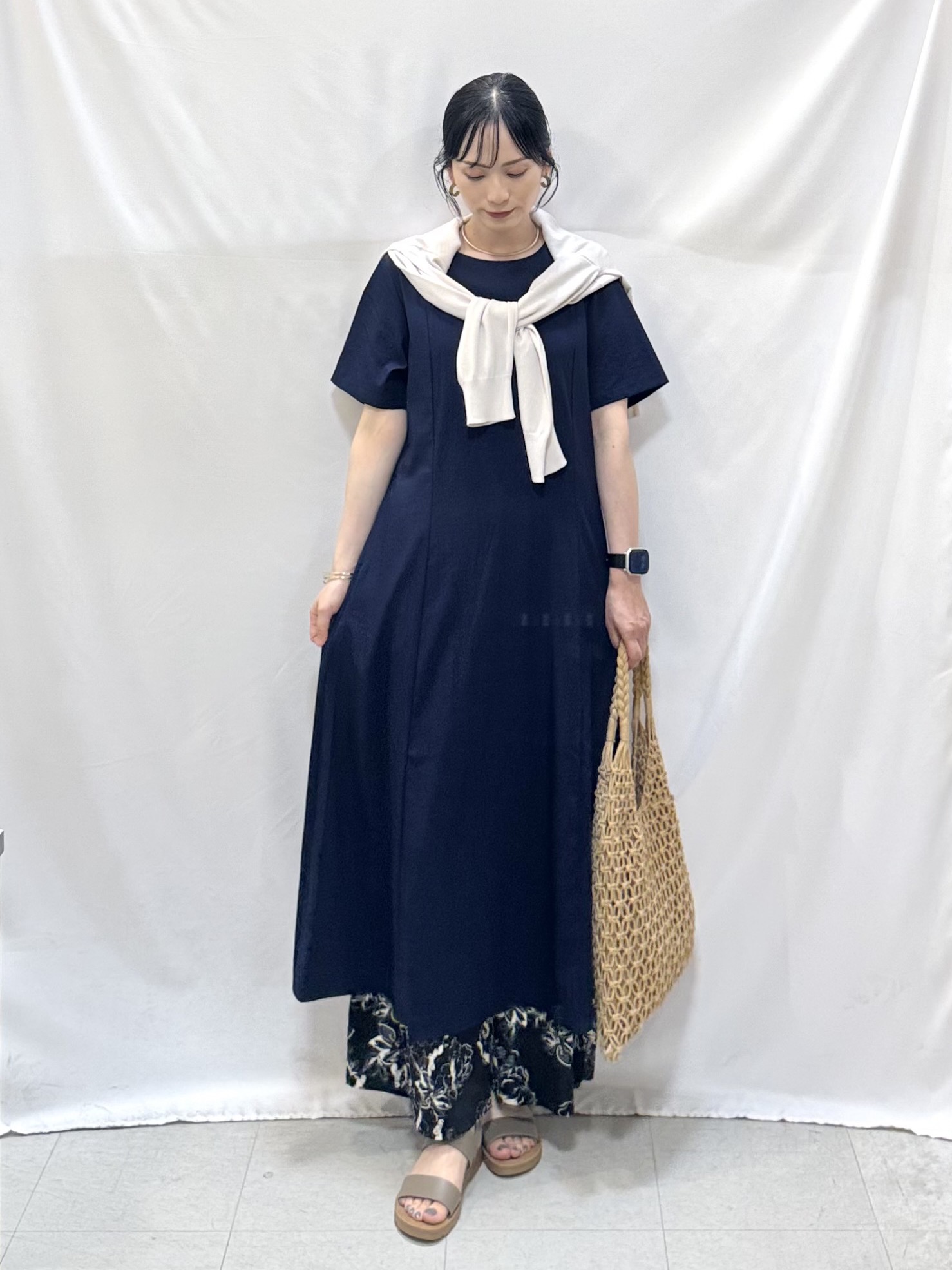 𝐇𝐢𝐫𝐨𝐦𝐢さんの「SHOO･LA･RUE｜【洗濯機可/ひんやり/UV】さらっとしたタッチが心地よい ショート丈 Vネックカーディガン」を使ったコーディネート