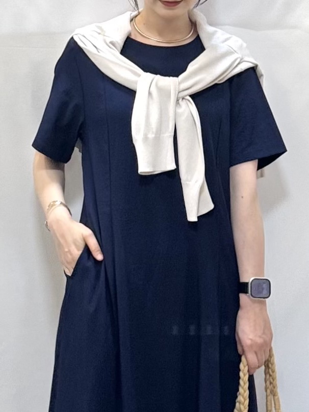 𝐇𝐢𝐫𝐨𝐦𝐢さんの「SHOO･LA･RUE｜【洗濯機可/ひんやり/UV】さらっとしたタッチが心地よい ショート丈 Vネックカーディガン」を使ったコーディネート