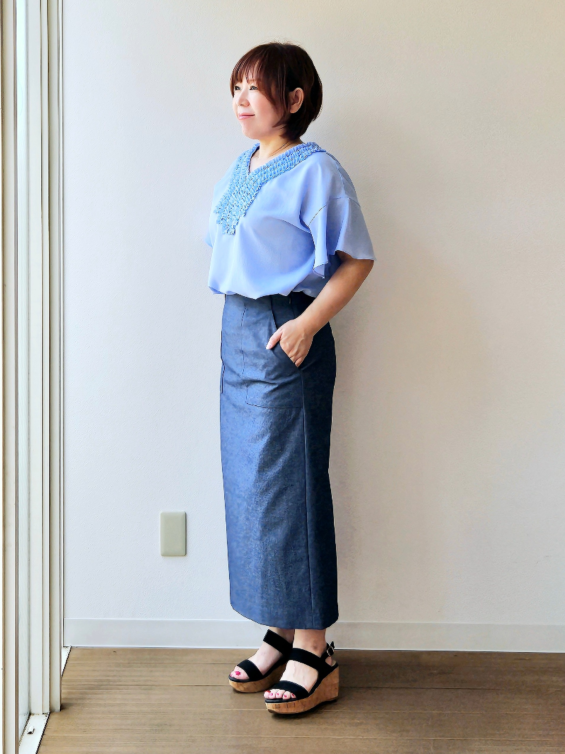 やじまさんの「UNTITLED｜【接触冷感/通気性/洗える】Vネックフリルブラウス」を使ったコーディネート