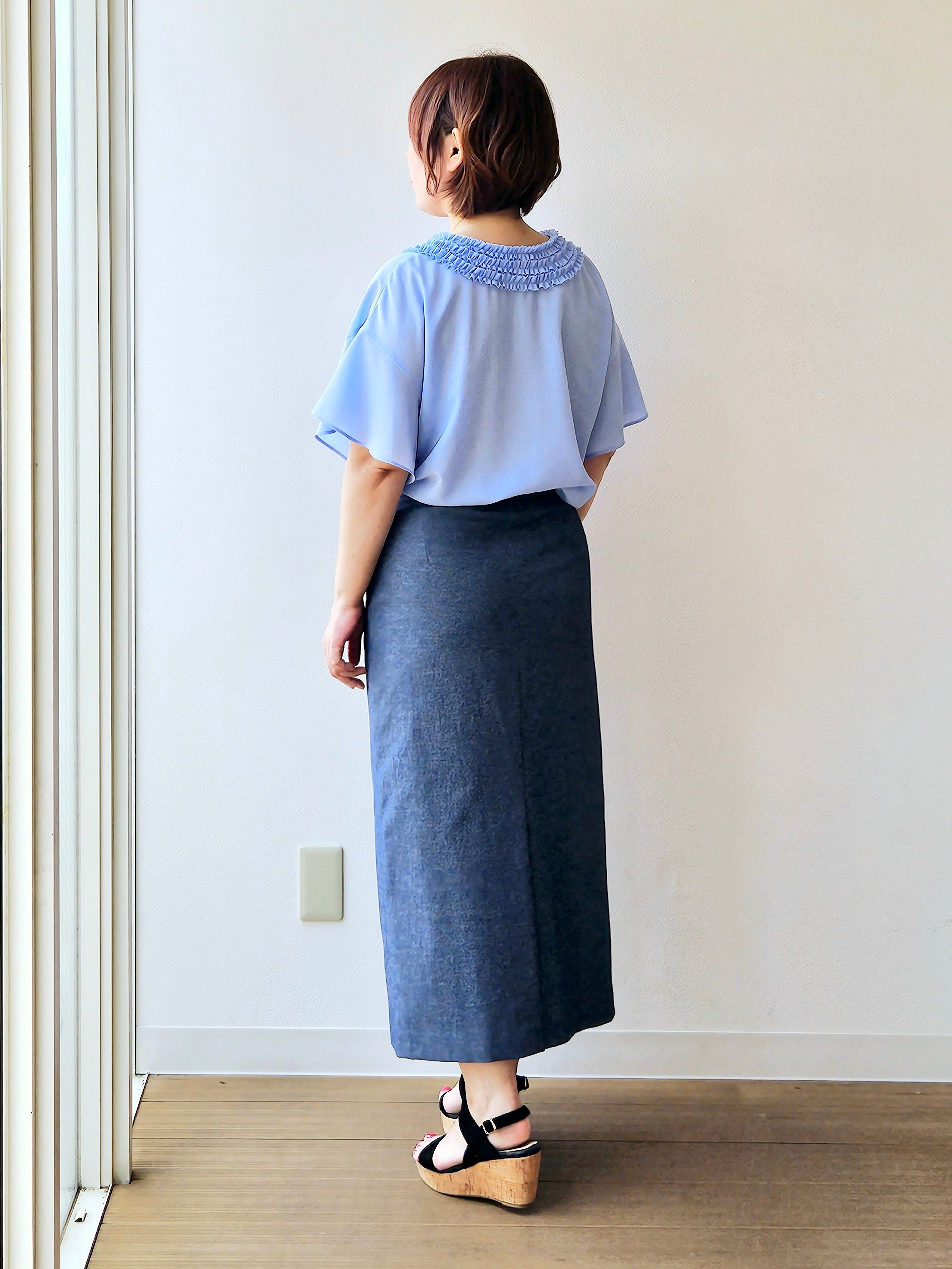 やじまさんの「UNTITLED｜【接触冷感/通気性/洗える】Vネックフリルブラウス」を使ったコーディネート