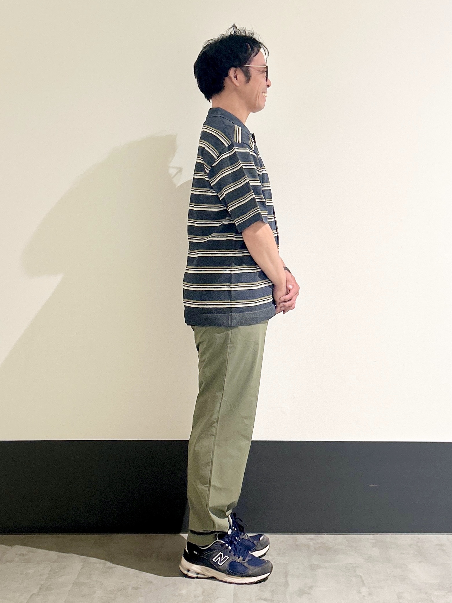 KENJI Iさんの「THE SHOP TK｜【抗菌防臭／UVカット／洗濯機OK】和紙混 半袖ニットシャツ」を使ったコーディネート