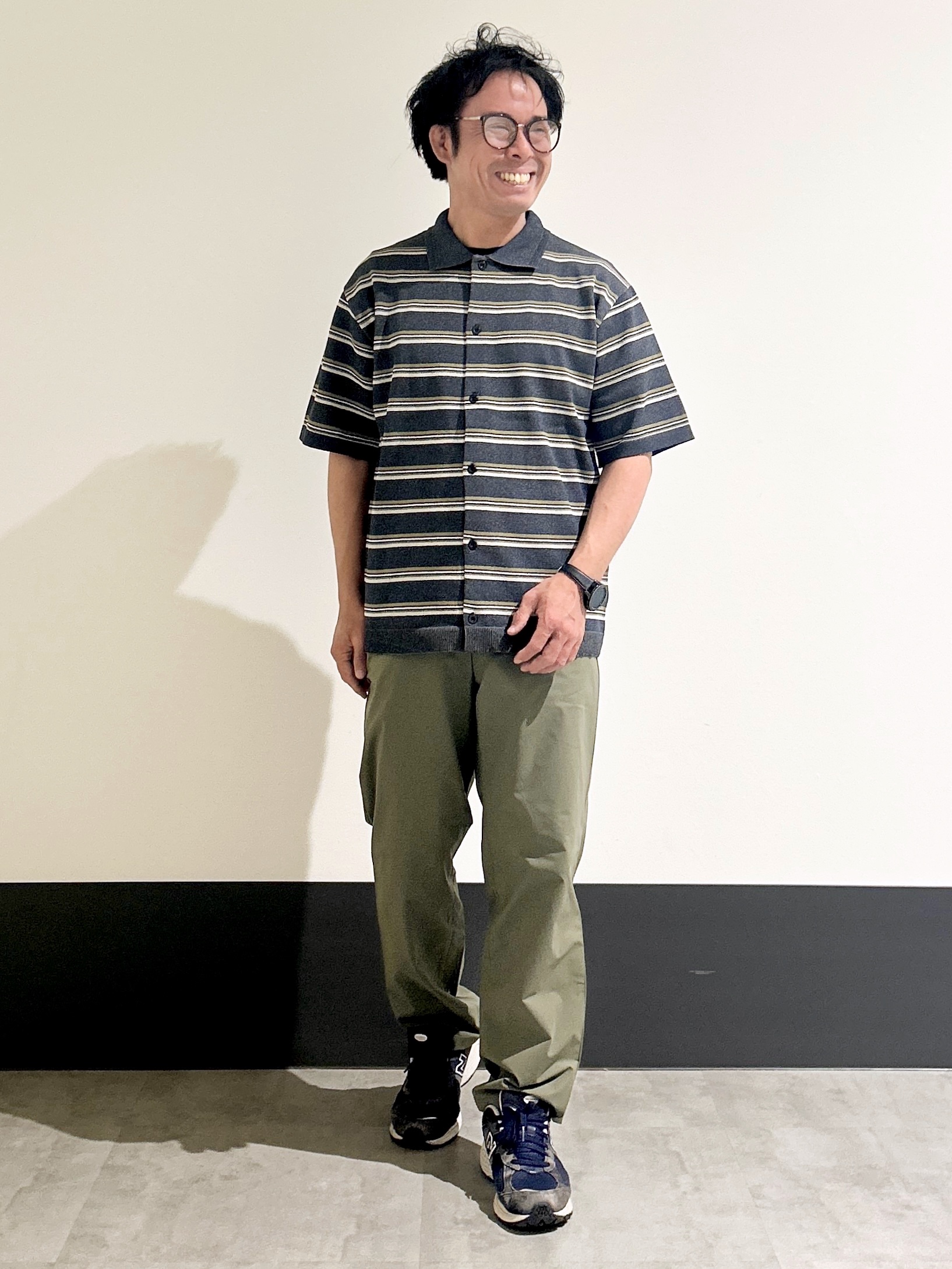 KENJI Iさんの「THE SHOP TK｜【抗菌防臭／UVカット／洗濯機OK】和紙混 半袖ニットシャツ」を使ったコーディネート