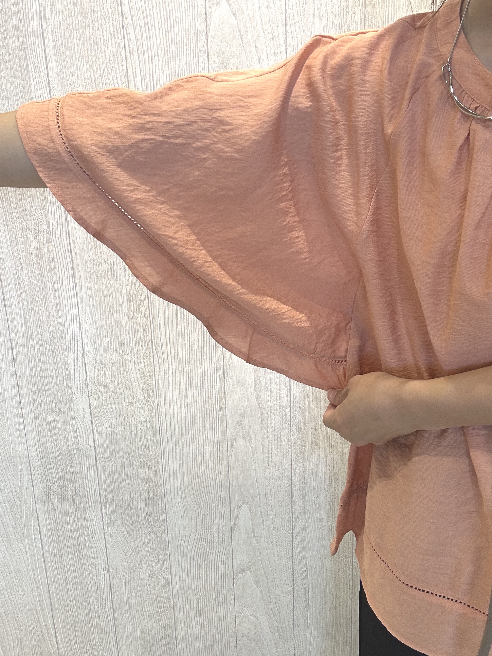 tomoさんの「SHOO･LA･RUE｜【ひんやり/S-LL/体型カバー】はしごレースが涼し気な スラブポンチョ風ブラウス」を使ったコーディネート
