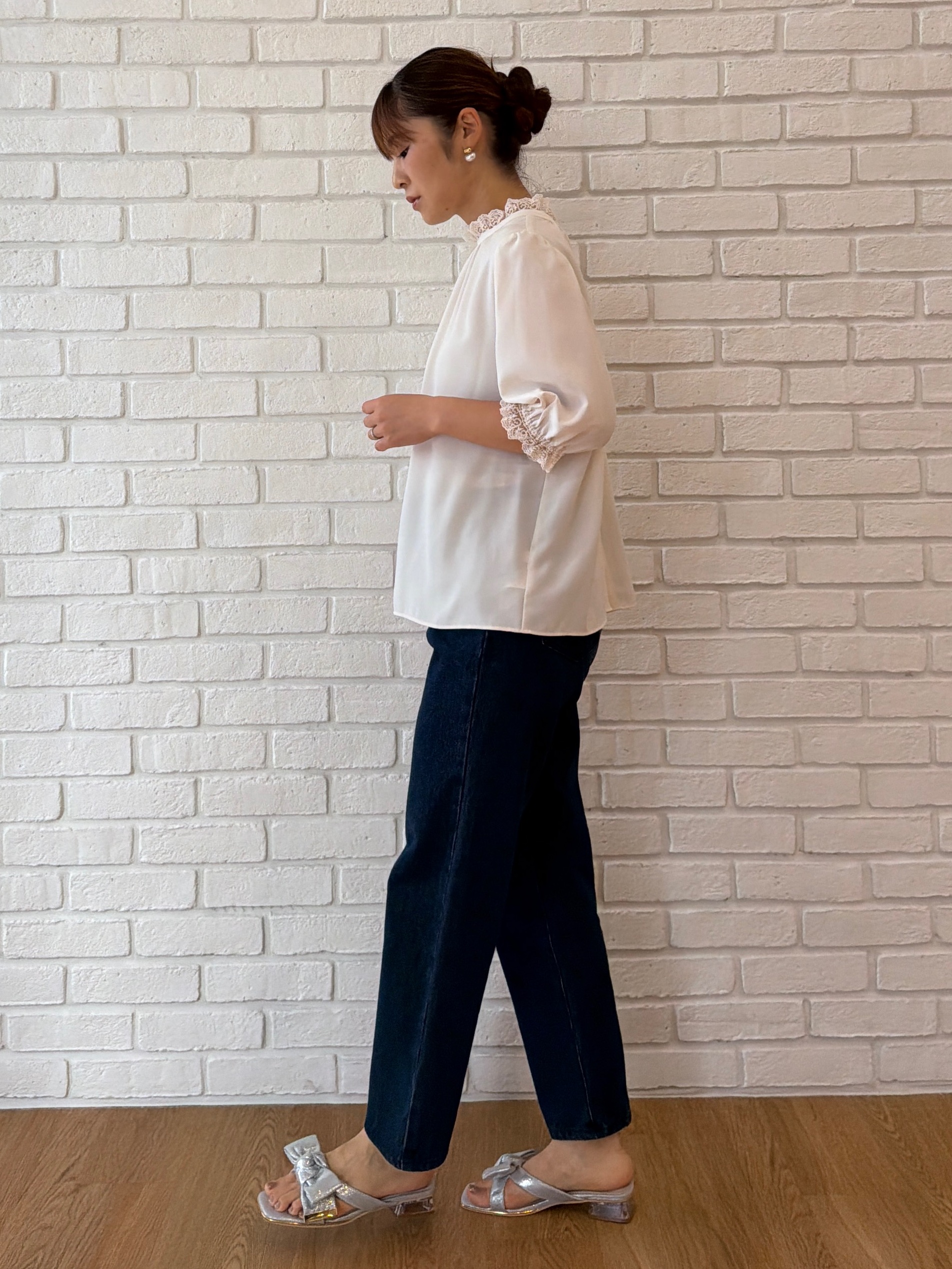 makiさんの「Couture brooch｜【大人上品・前後2WAY】エンブロレース 5分袖ブラウス【洗濯機可】」を使ったコーディネート