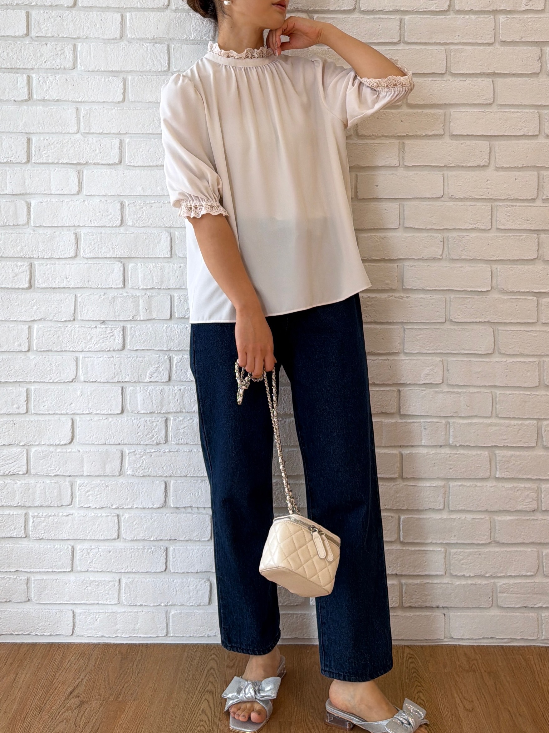 makiさんの「Couture brooch｜【大人上品・前後2WAY】エンブロレース 5分袖ブラウス【洗濯機可】」を使ったコーディネート