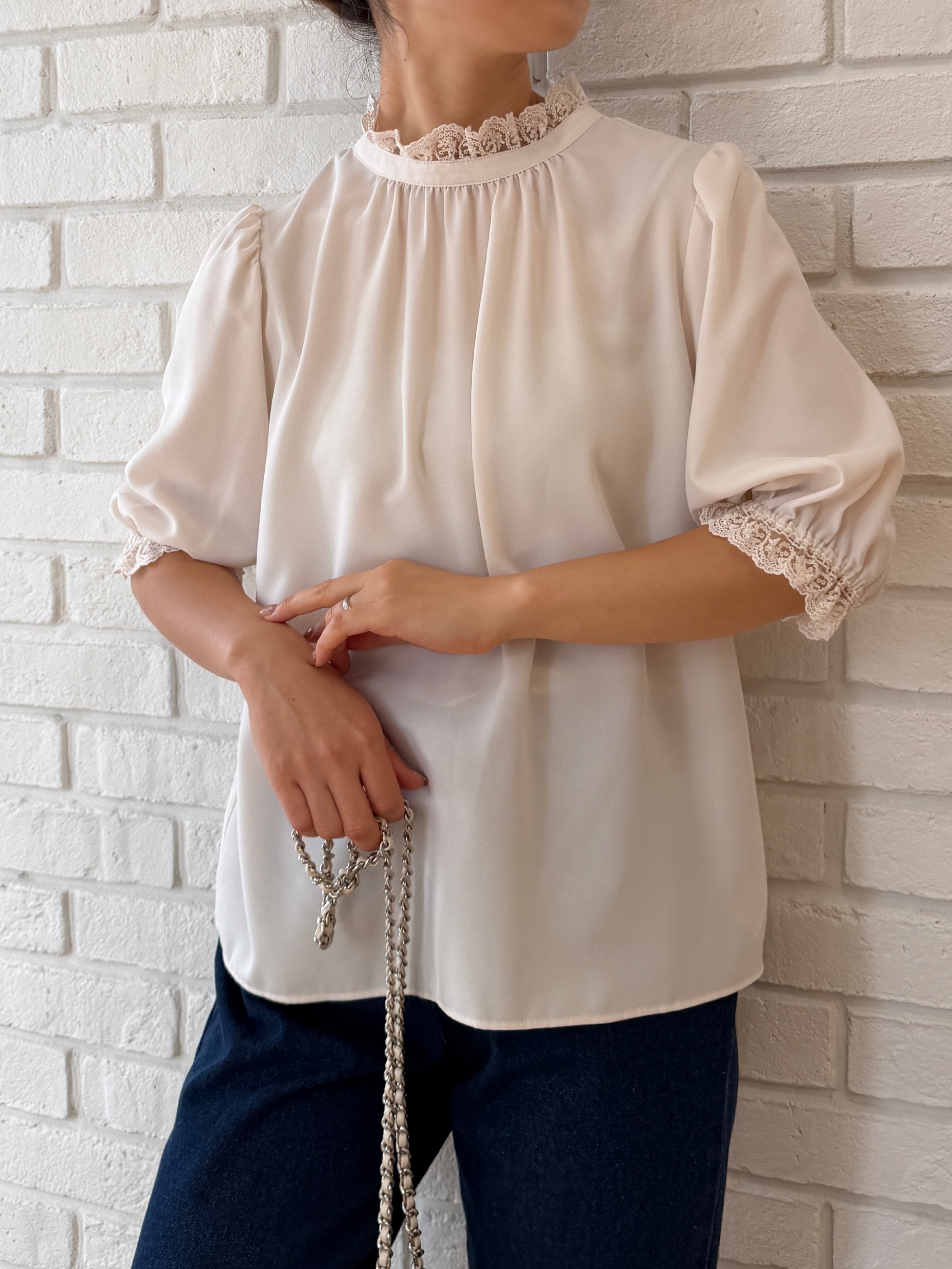 makiさんの「Couture brooch｜【大人上品・前後2WAY】エンブロレース 5分袖ブラウス【洗濯機可】」を使ったコーディネート
