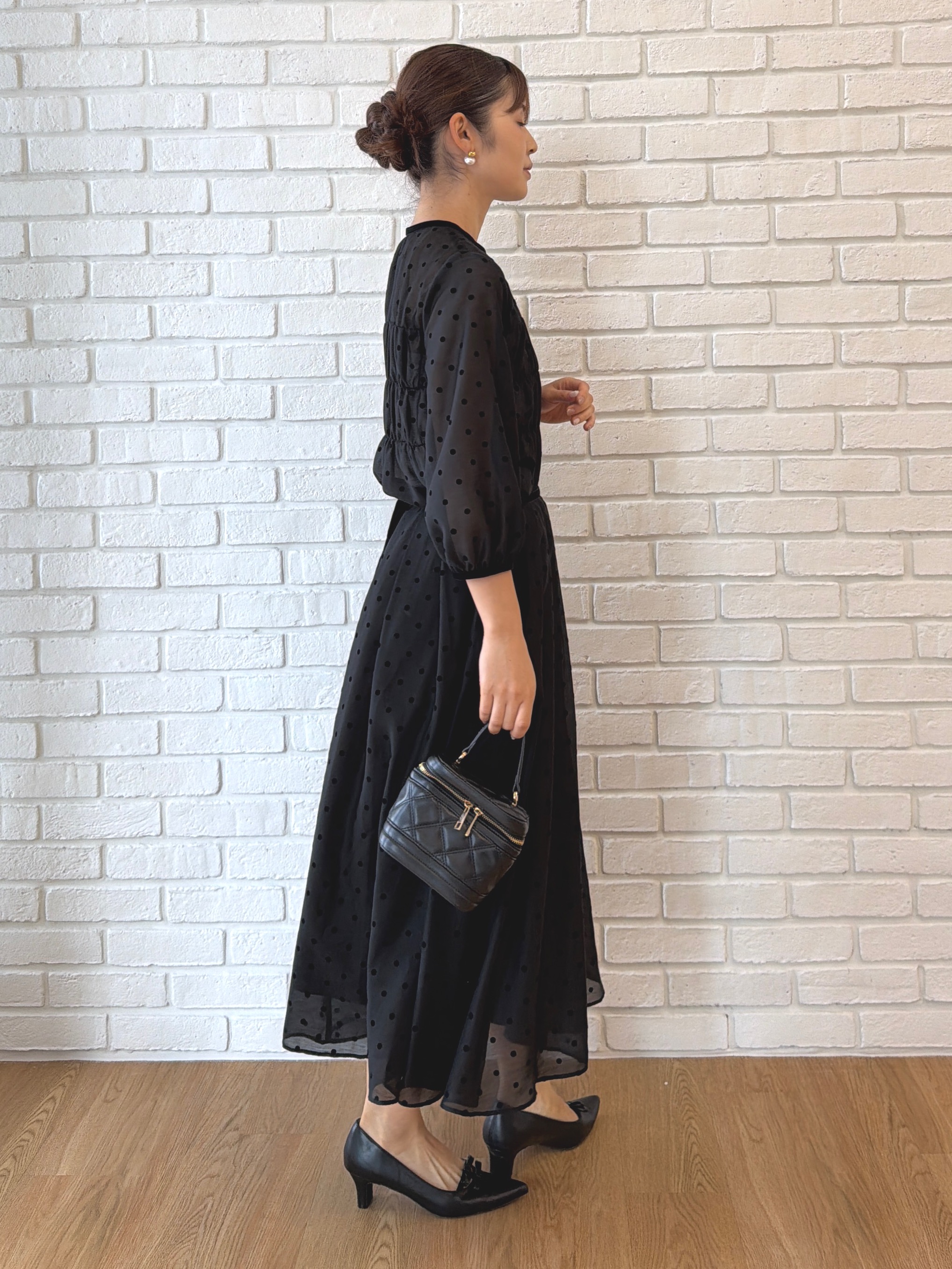 makiさんの「Couture brooch｜【セットアップ可・着映えて上品】フロッキードットブラウス」を使ったコーディネート
