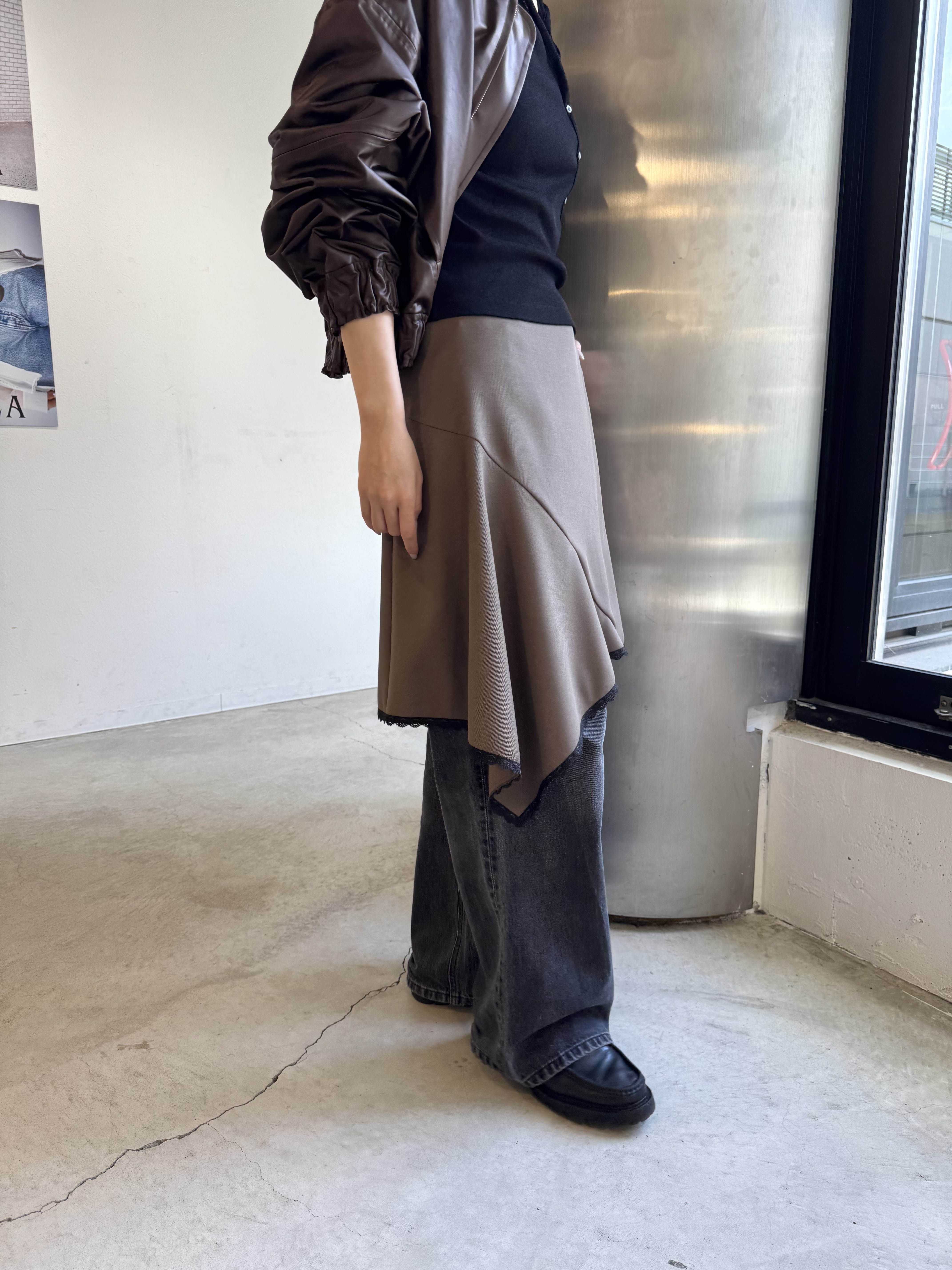 uchi__yamaさんの「CODE A｜asymmetric lace hem skirt」を使ったコーディネート