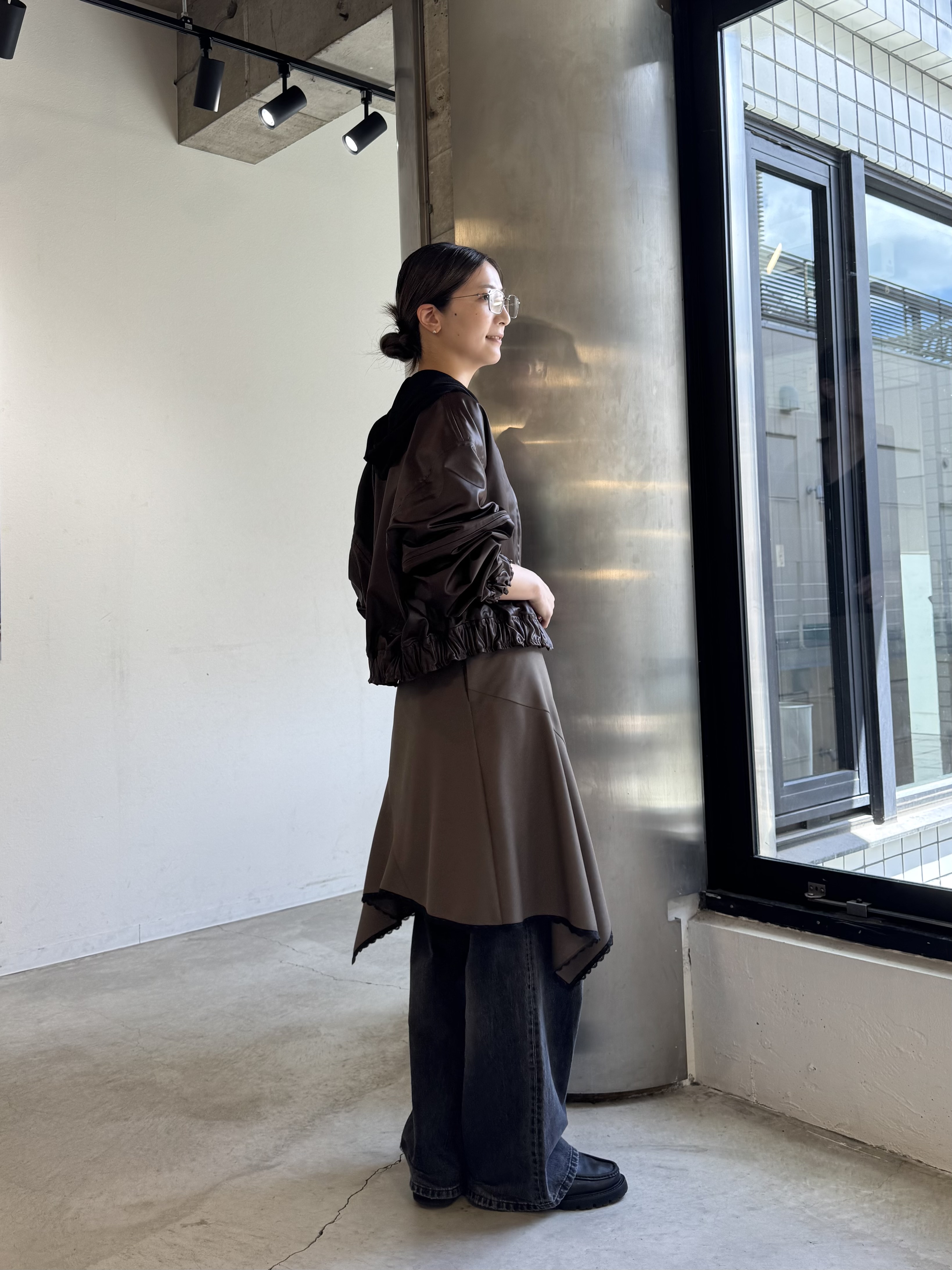 uchi__yamaさんの「CODE A｜asymmetric lace hem skirt」を使ったコーディネート
