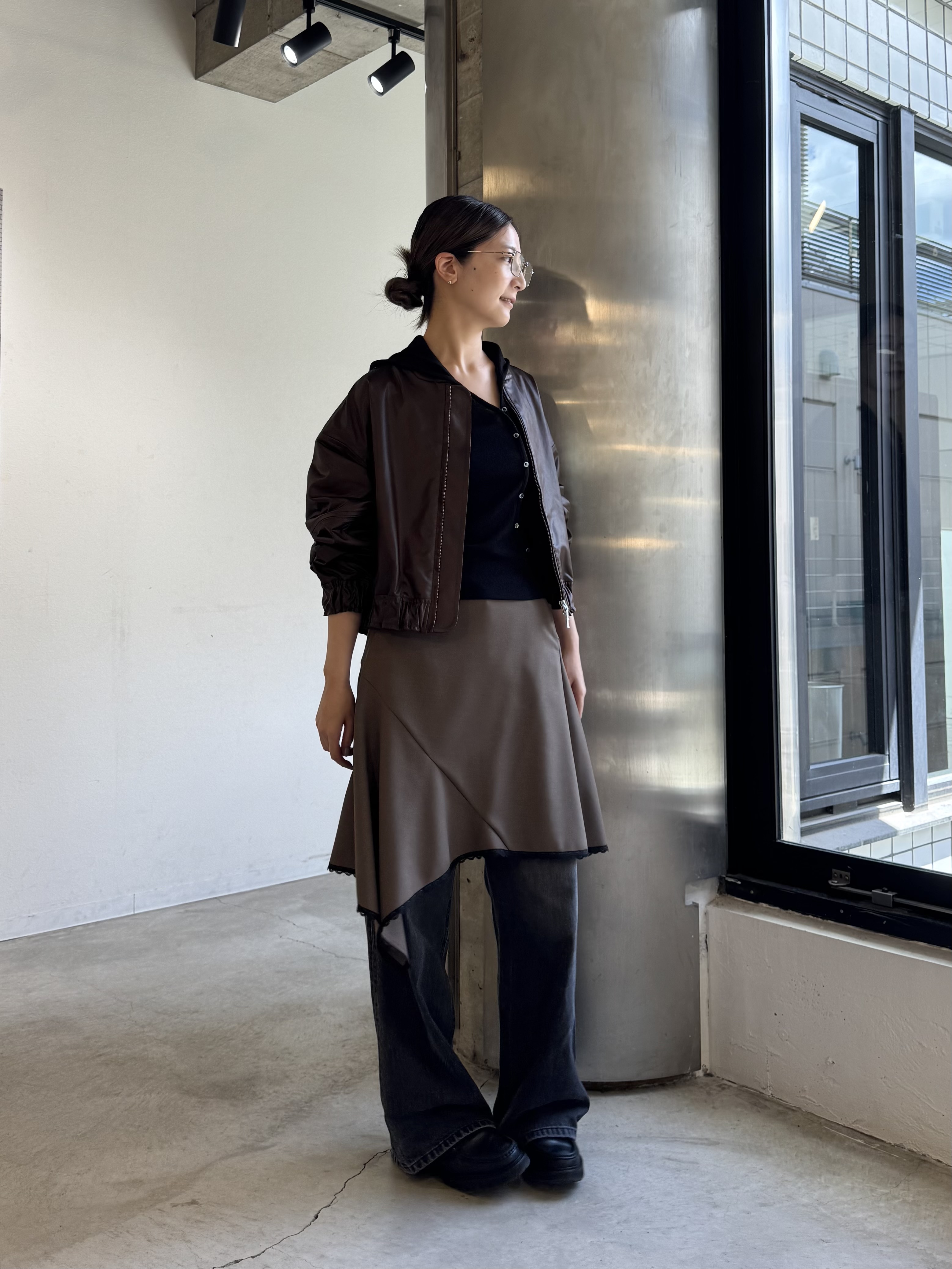 uchi__yamaさんの「CODE A｜asymmetric lace hem skirt」を使ったコーディネート