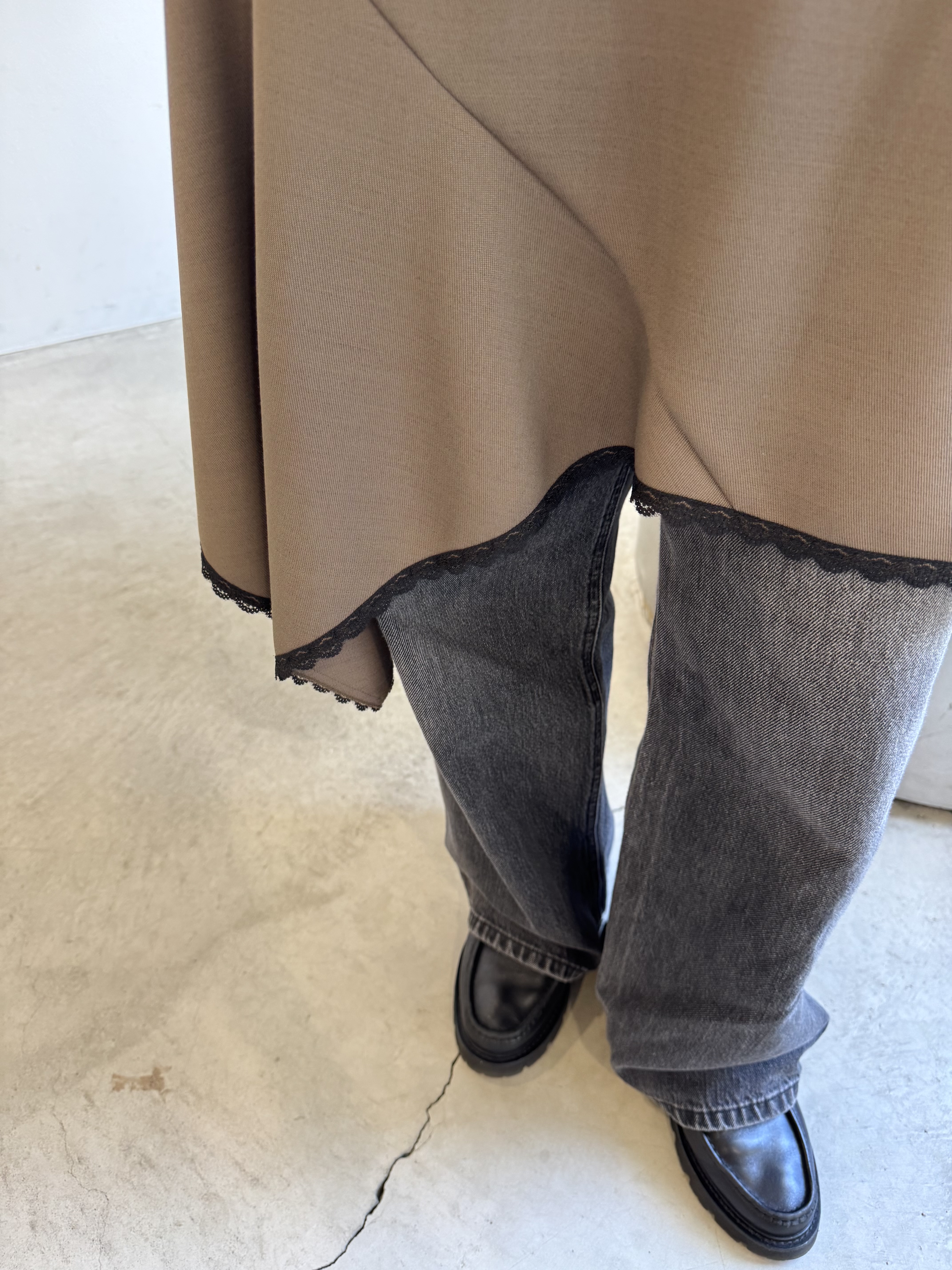 uchi__yamaさんの「CODE A｜asymmetric lace hem skirt」を使ったコーディネート