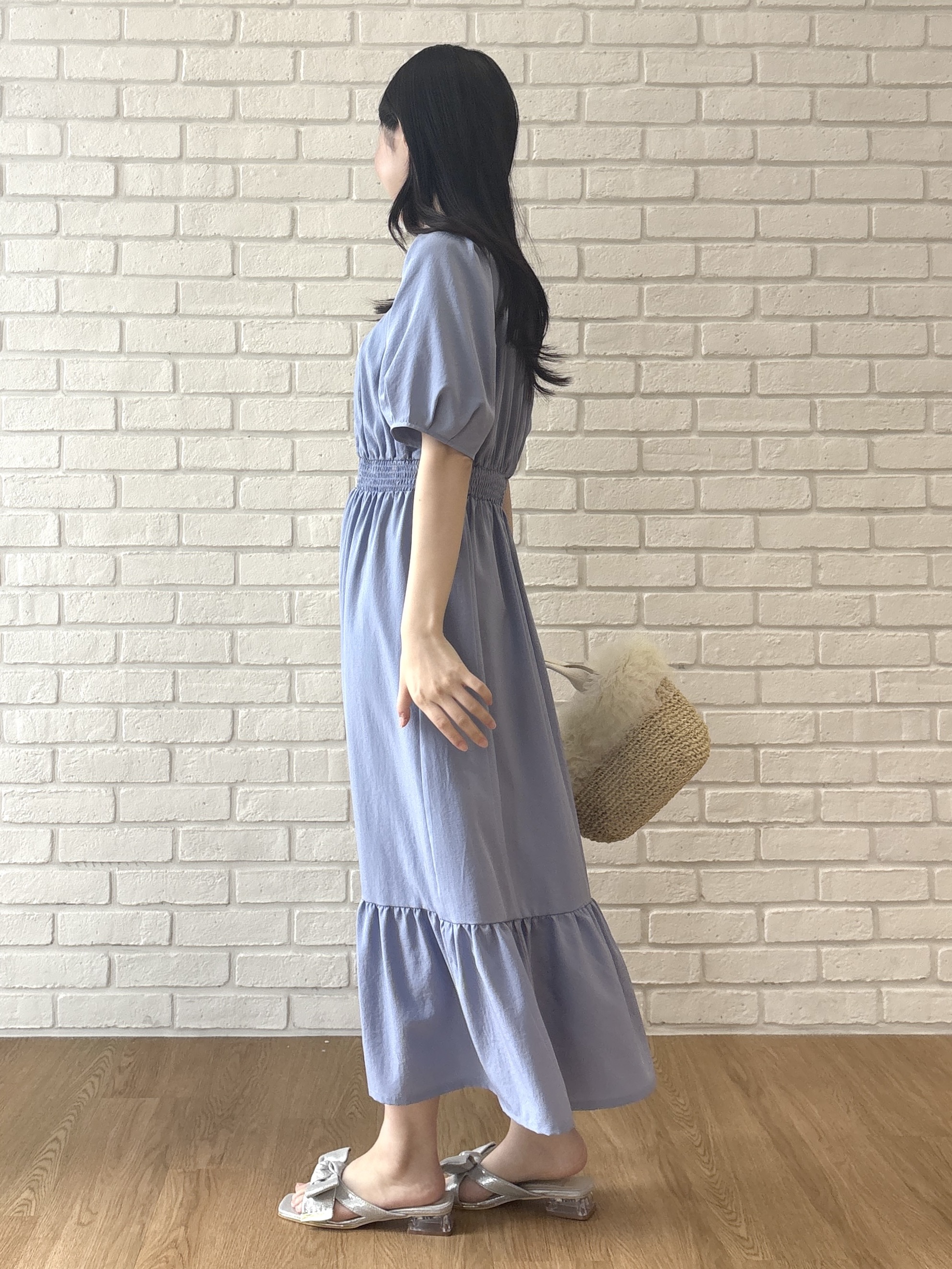 AOIさんの「Couture brooch｜【体型カバー・洗濯機可】ウエストシャーリング Vネックワンピース」を使ったコーディネート
