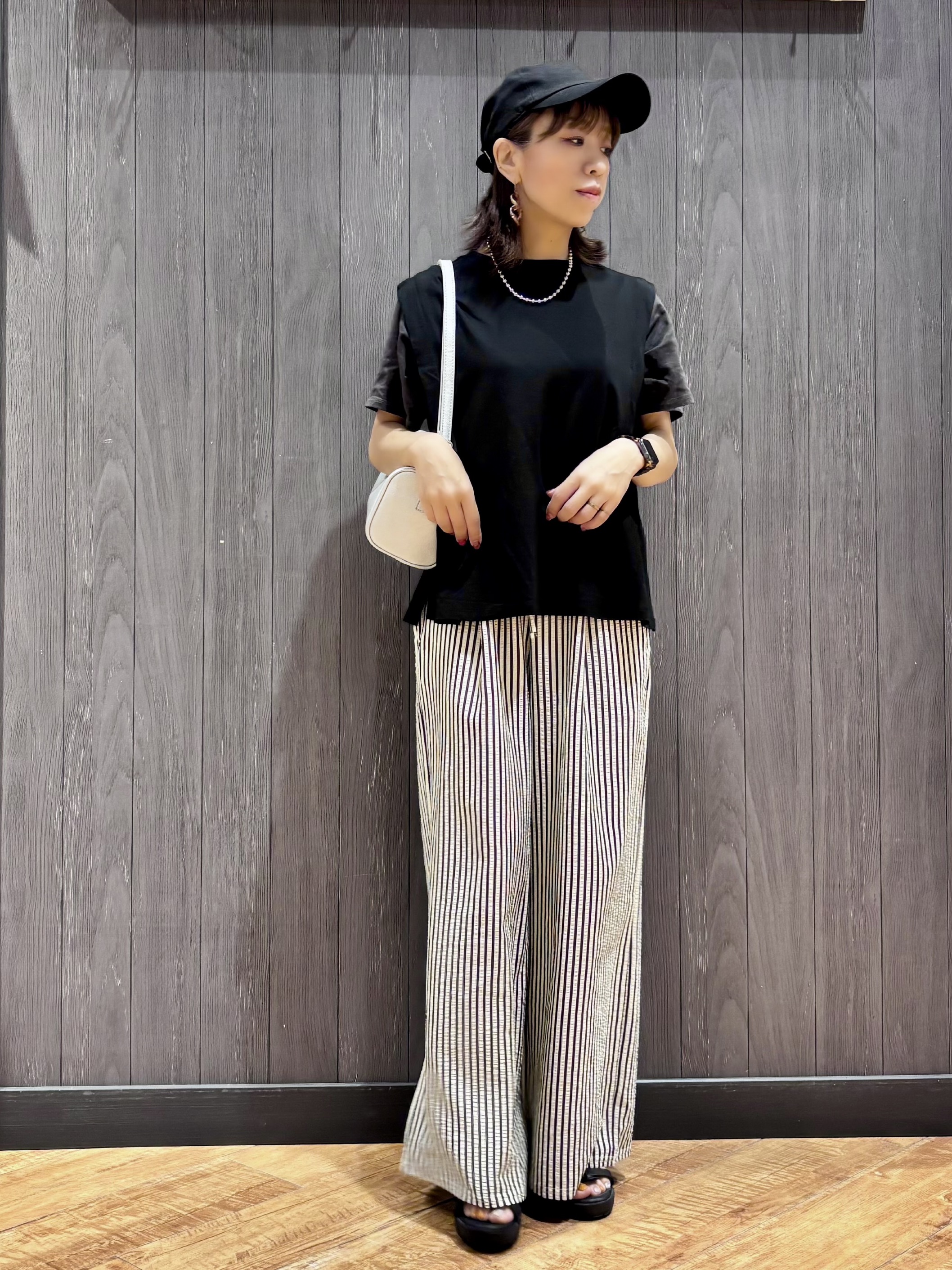 meiさんの「SHOO･LA･RUE｜【UVカット/接触冷感】上品に涼し気 とろみタックノースリーブトップス」を使ったコーディネート