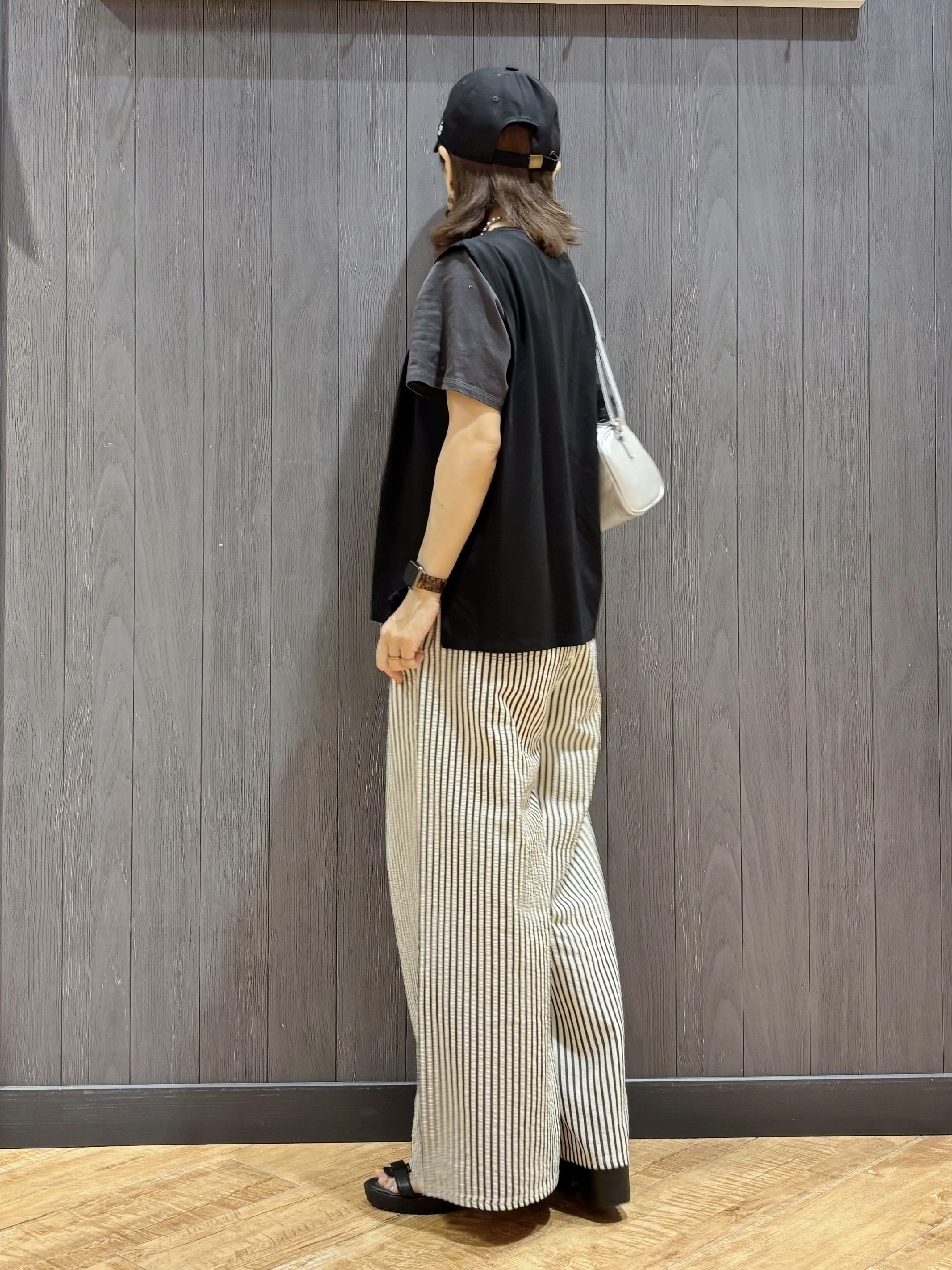 meiさんの「SHOO･LA･RUE｜【UVカット/接触冷感】上品に涼し気 とろみタックノースリーブトップス」を使ったコーディネート