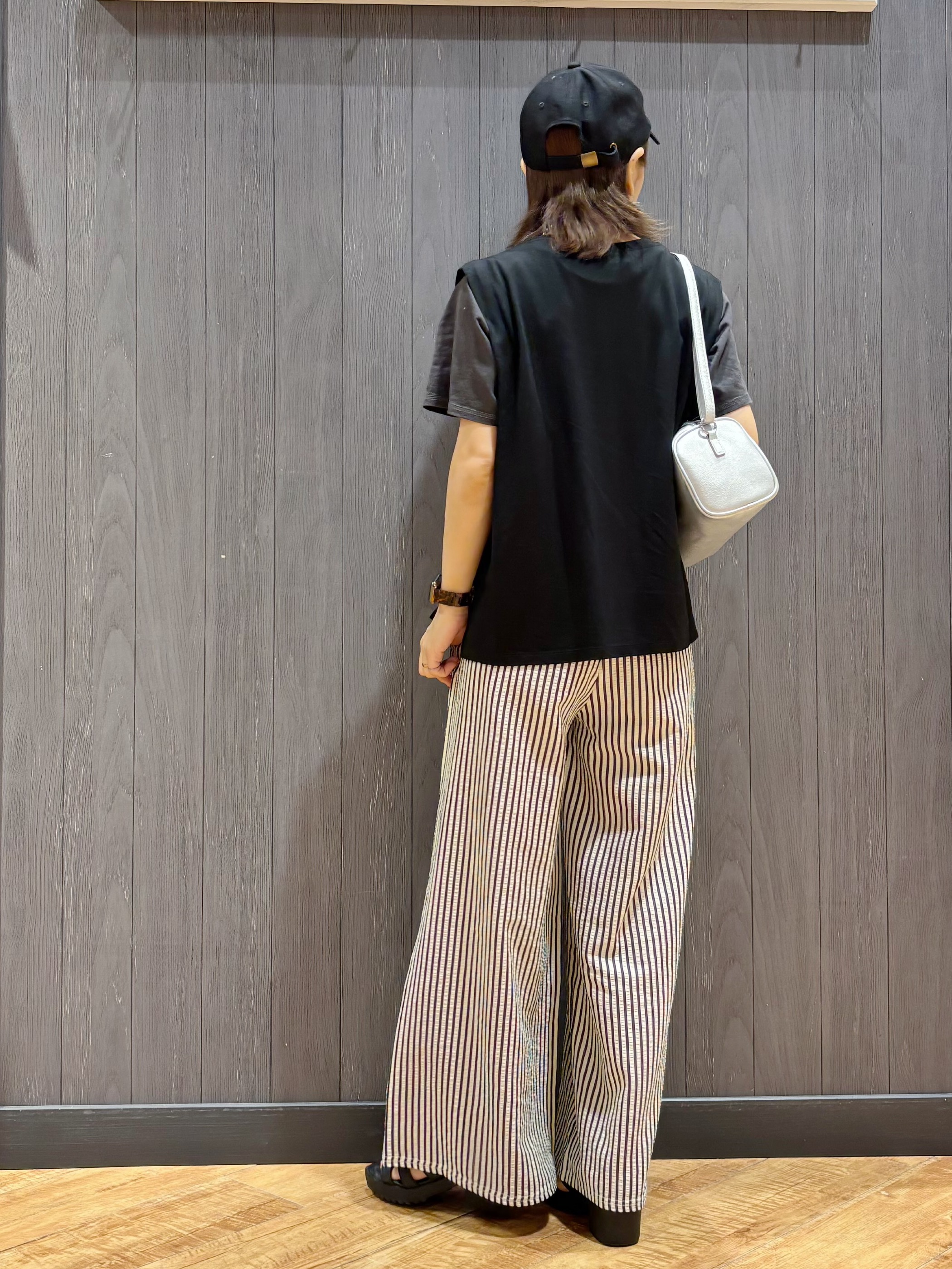 meiさんの「SHOO･LA･RUE｜【UVカット/接触冷感】上品に涼し気 とろみタックノースリーブトップス」を使ったコーディネート