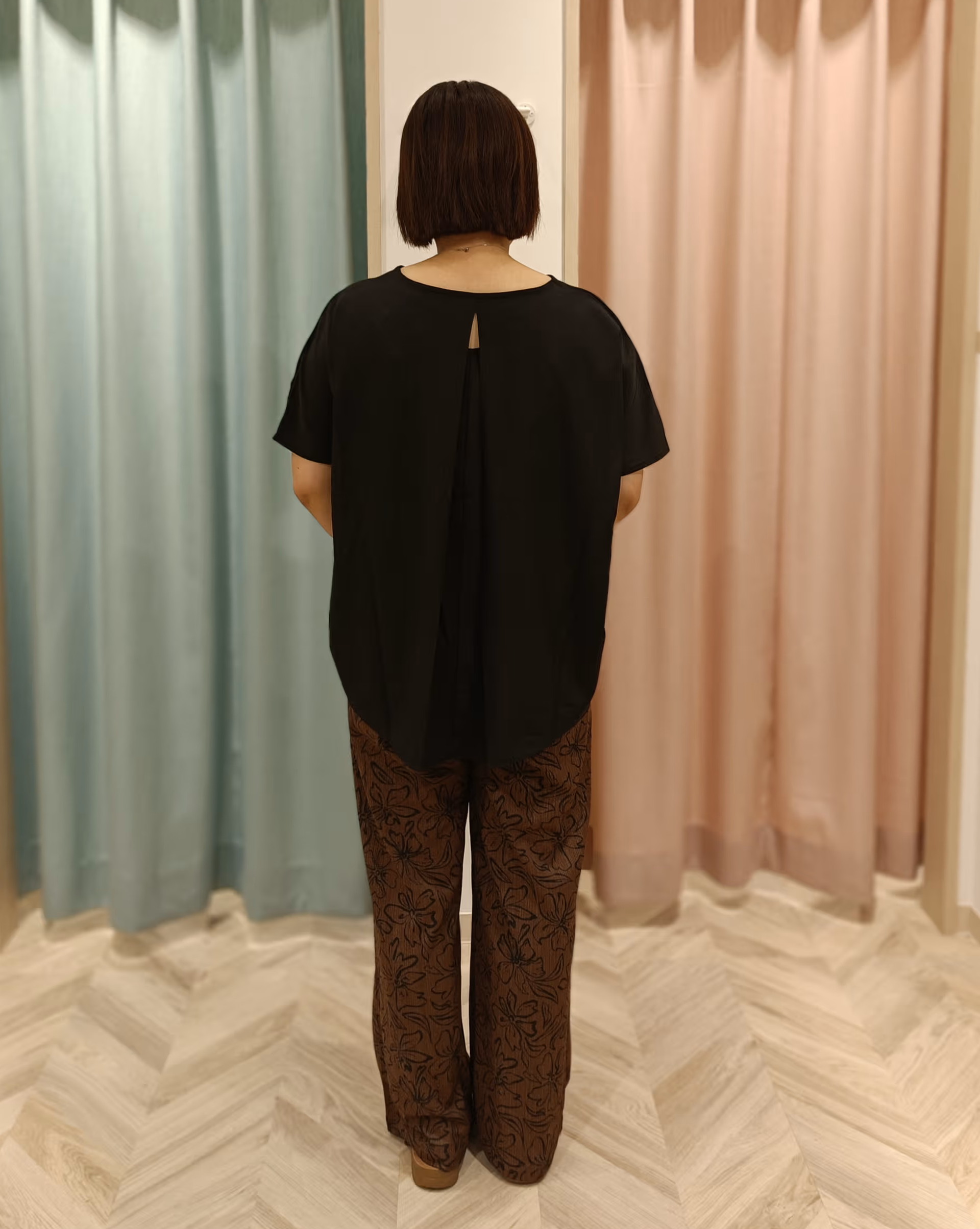 カオリさんの「SHOO･LA･RUE｜【体型カバー/S-LL】後ろ姿も映える 異素材ドッキングトップス」を使ったコーディネート