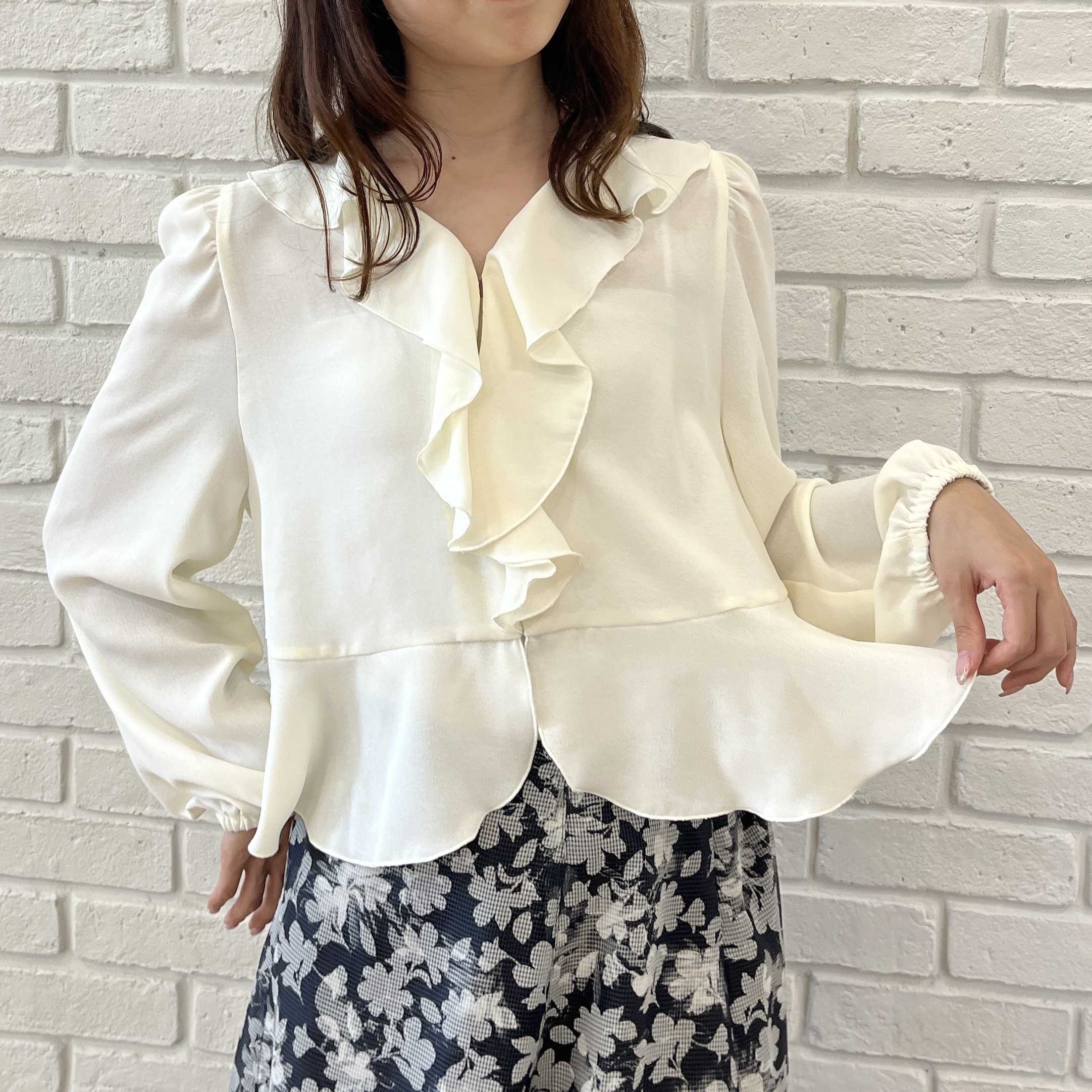 はばさんの「Couture brooch｜【上品な透け感】オパールチェック花柄スカート【洗濯機可】」を使ったコーディネート