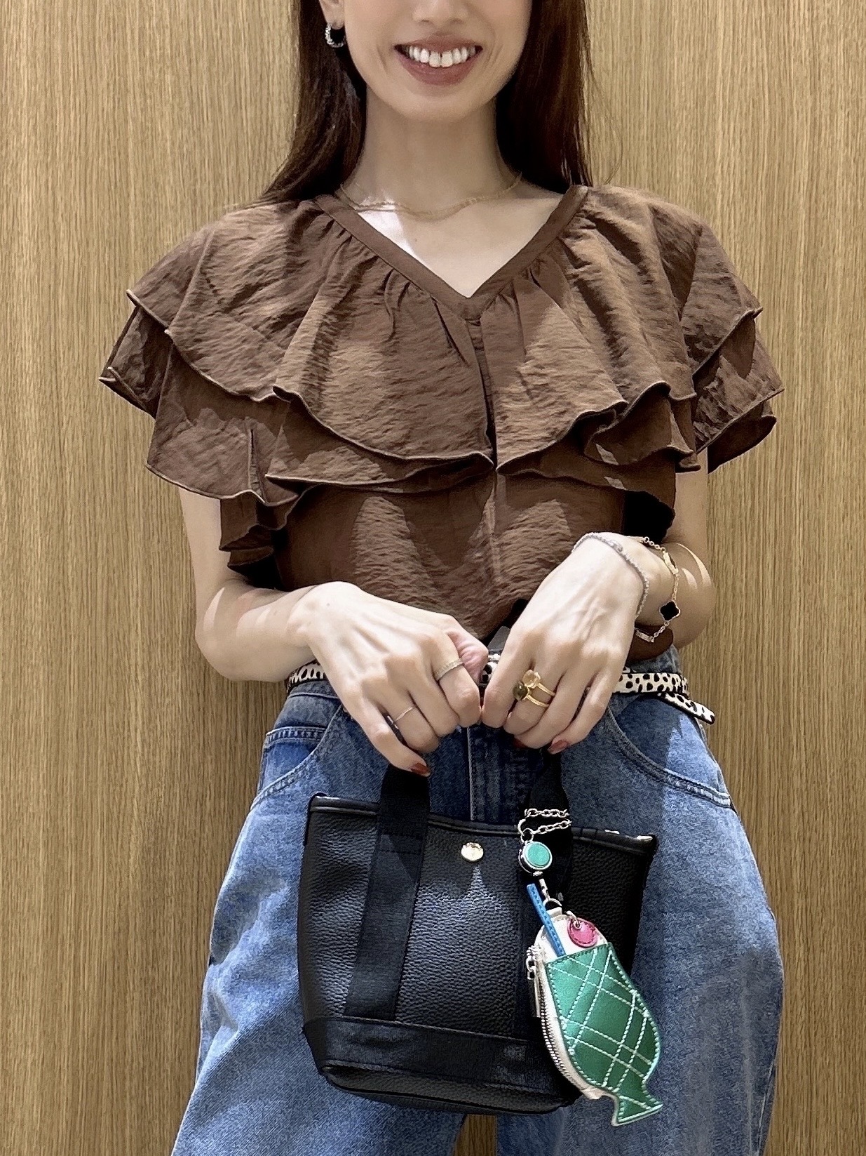 maiさんの「OPAQUE.CLIP｜フリルVネックブラウス【洗濯機OK】」を使ったコーディネート