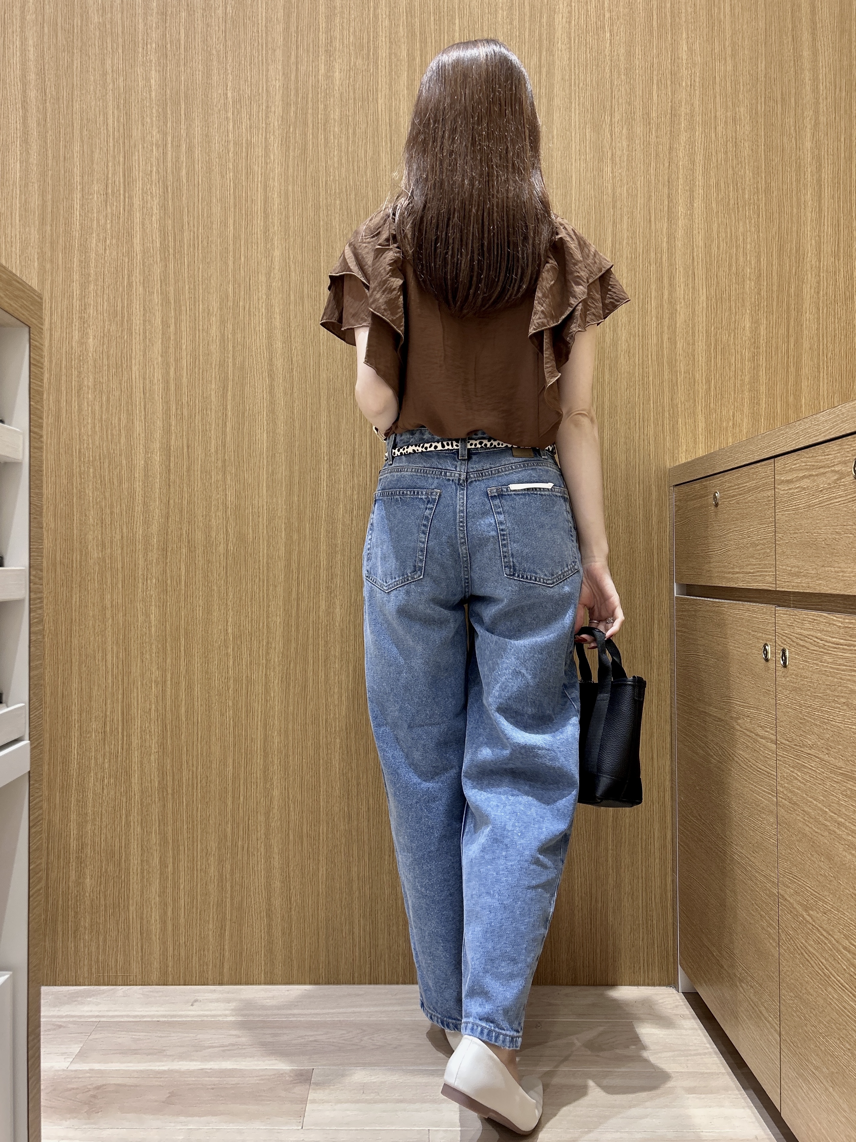 maiさんの「OPAQUE.CLIP｜フリルVネックブラウス【洗濯機OK】」を使ったコーディネート