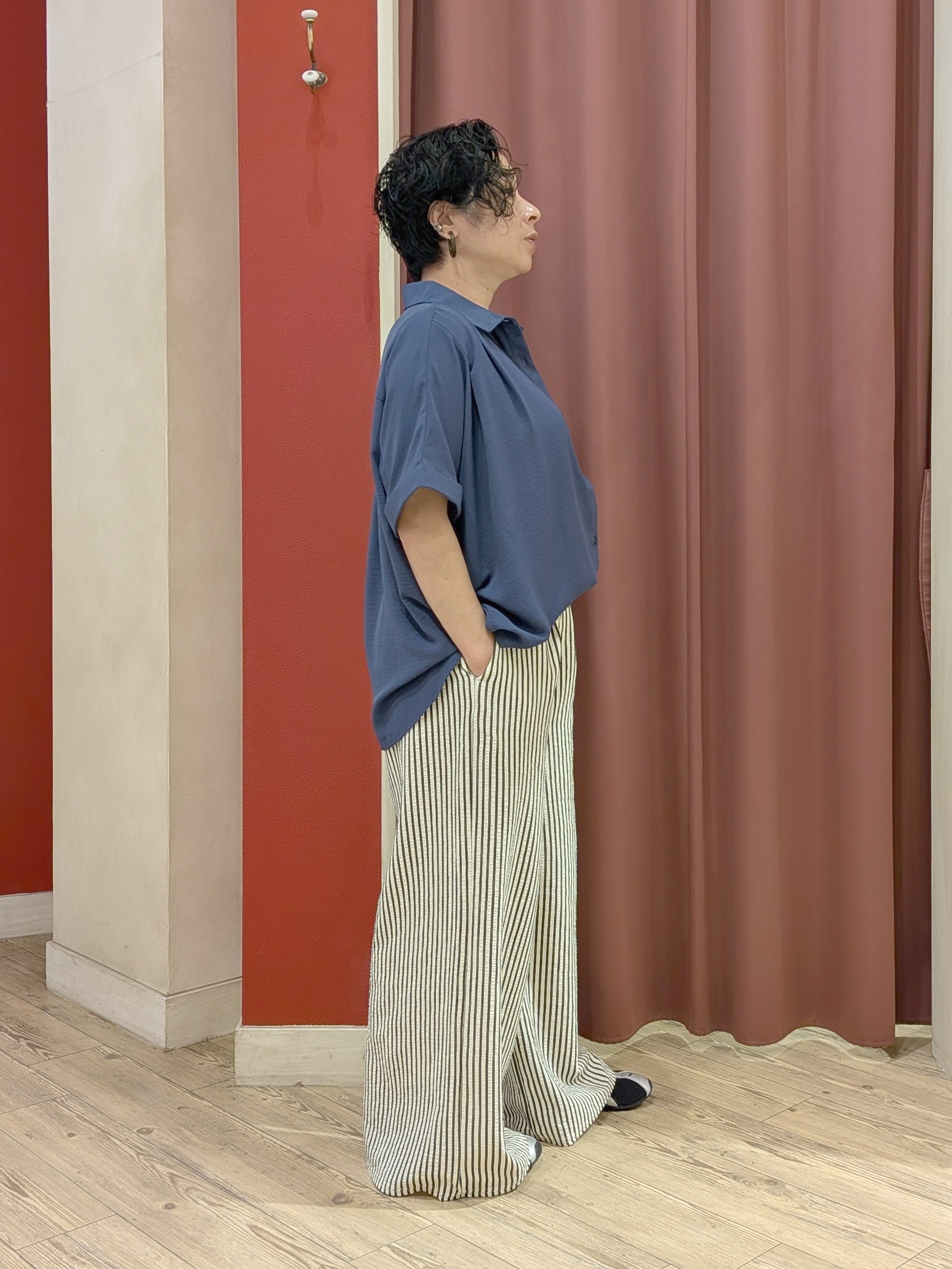 cameさんの「SHOO･LA･RUE｜【ひんやり/洗濯後しわになりにくい/体型カバー】二の腕も隠せる　お袖ロールアップ半袖シャツ」を使ったコーディネート