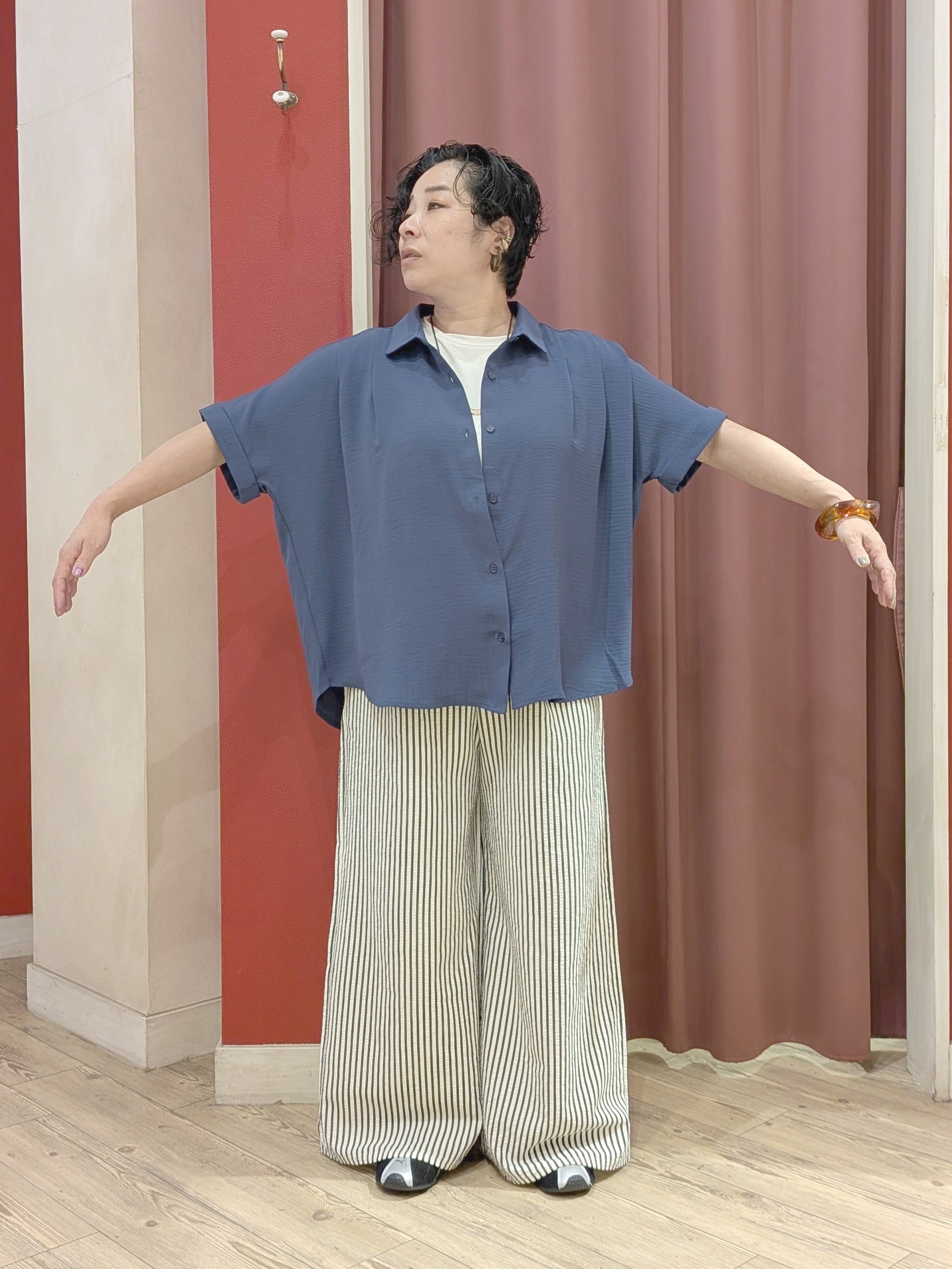 cameさんの「SHOO･LA･RUE｜【ひんやり/洗濯後しわになりにくい/体型カバー】二の腕も隠せる　お袖ロールアップ半袖シャツ」を使ったコーディネート