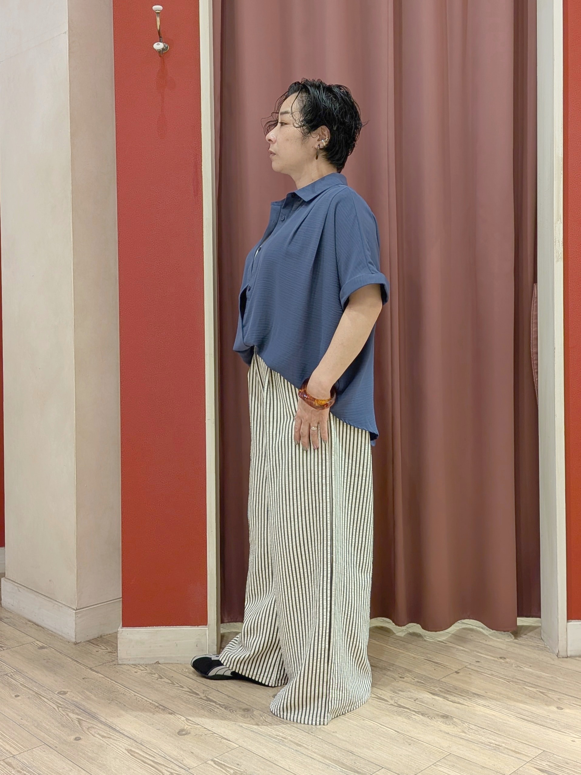 cameさんの「SHOO･LA･RUE｜【ひんやり/洗濯後しわになりにくい/体型カバー】二の腕も隠せる　お袖ロールアップ半袖シャツ」を使ったコーディネート