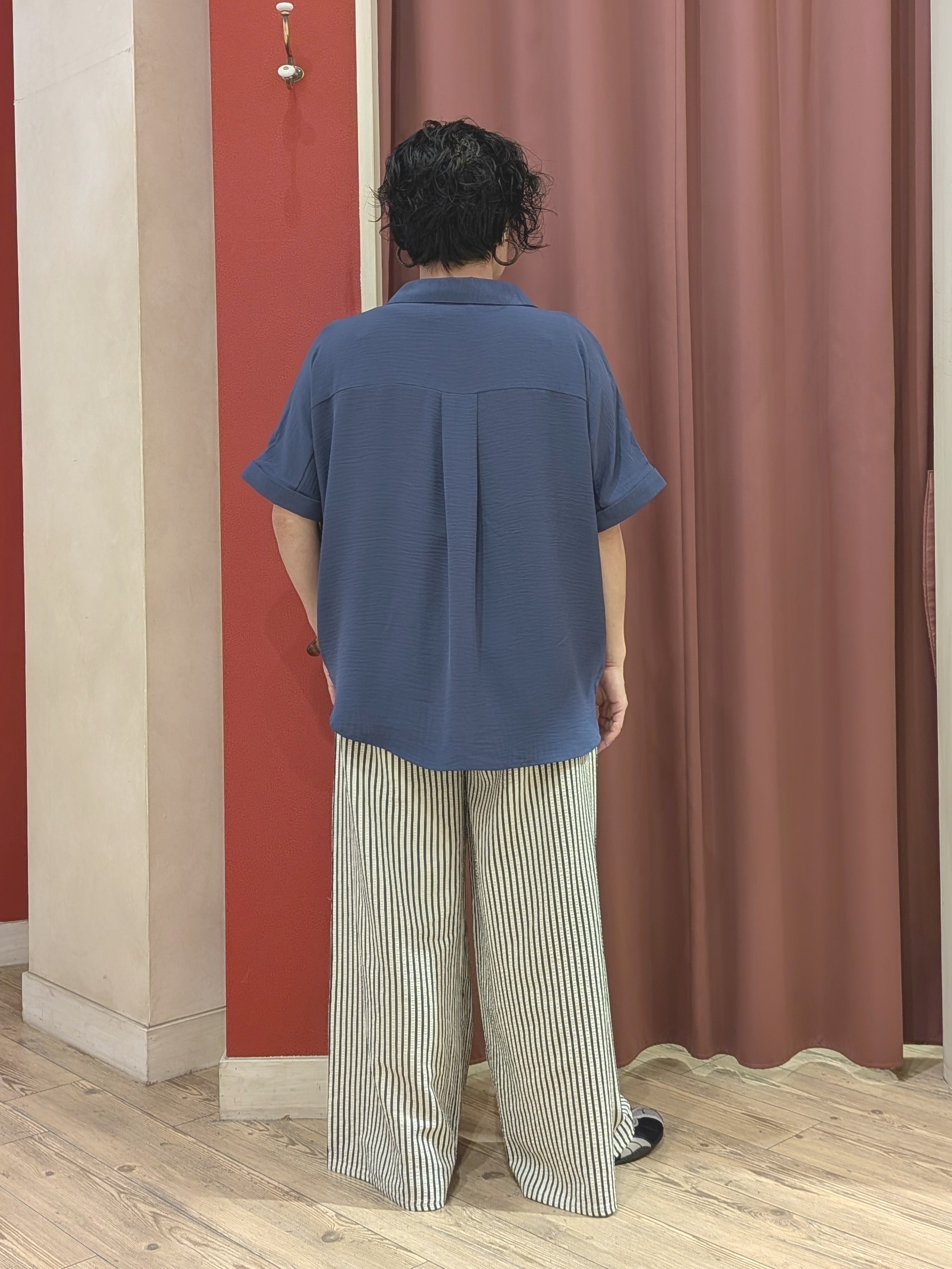 cameさんの「SHOO･LA･RUE｜【ひんやり/洗濯後しわになりにくい/体型カバー】二の腕も隠せる　お袖ロールアップ半袖シャツ」を使ったコーディネート