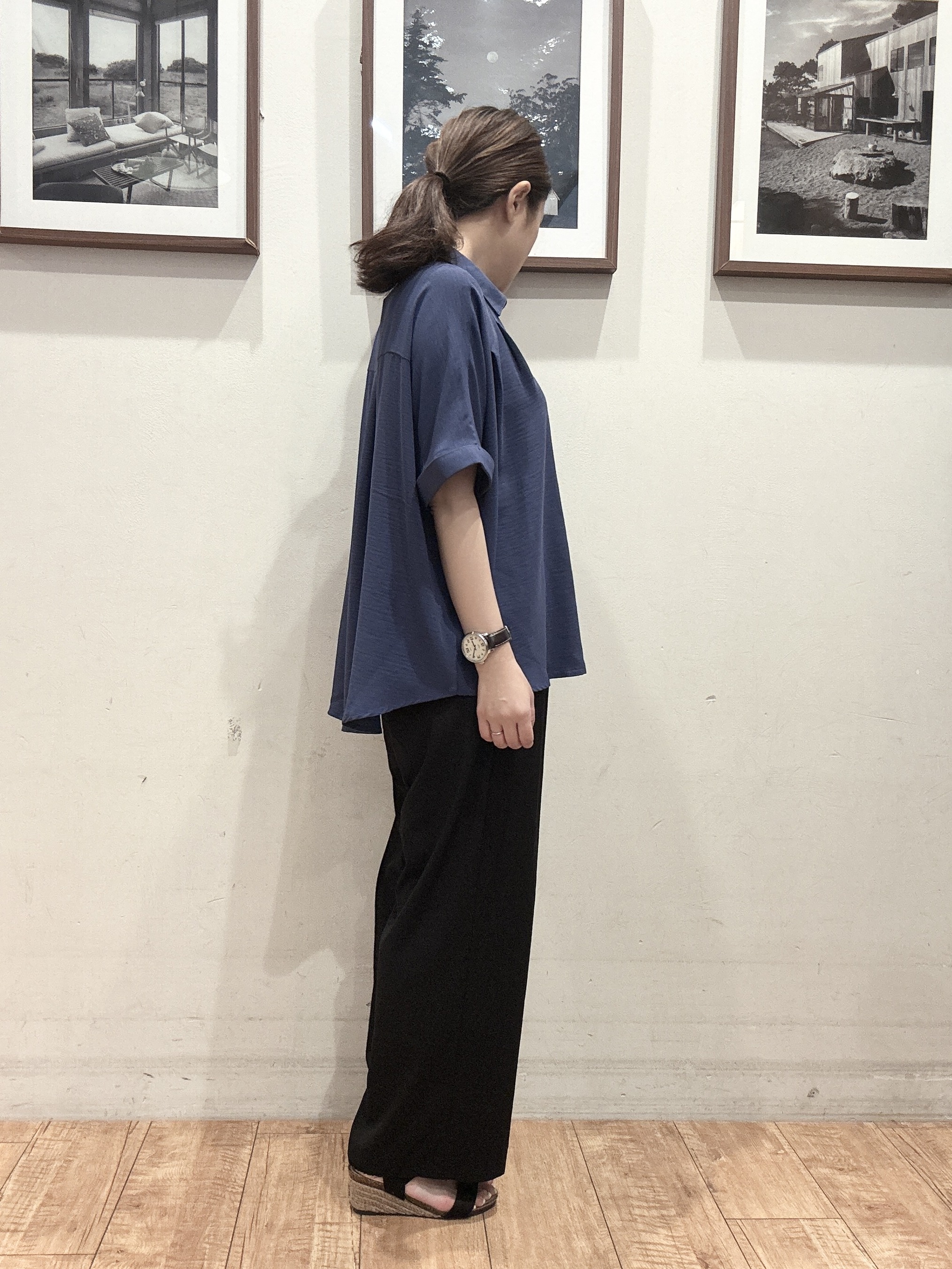ユウキさんの「SHOO･LA･RUE｜【ひんやり/洗濯後しわになりにくい/体型カバー】二の腕も隠せる　お袖ロールアップ半袖シャツ」を使ったコーディネート