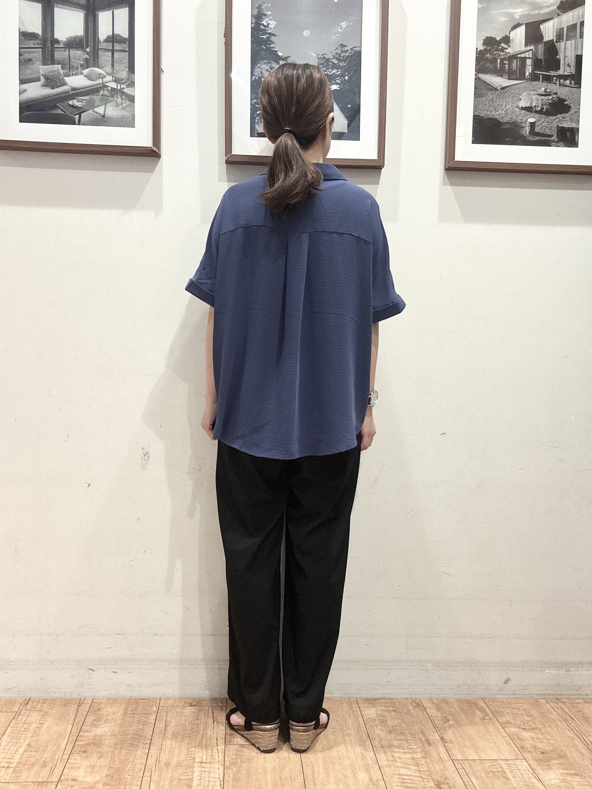 ユウキさんの「SHOO･LA･RUE｜【ひんやり/洗濯後しわになりにくい/体型カバー】二の腕も隠せる　お袖ロールアップ半袖シャツ」を使ったコーディネート